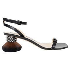 Sandalias LOEWE de cuero negro modelo PETAL BRUSH 2025, talla 39