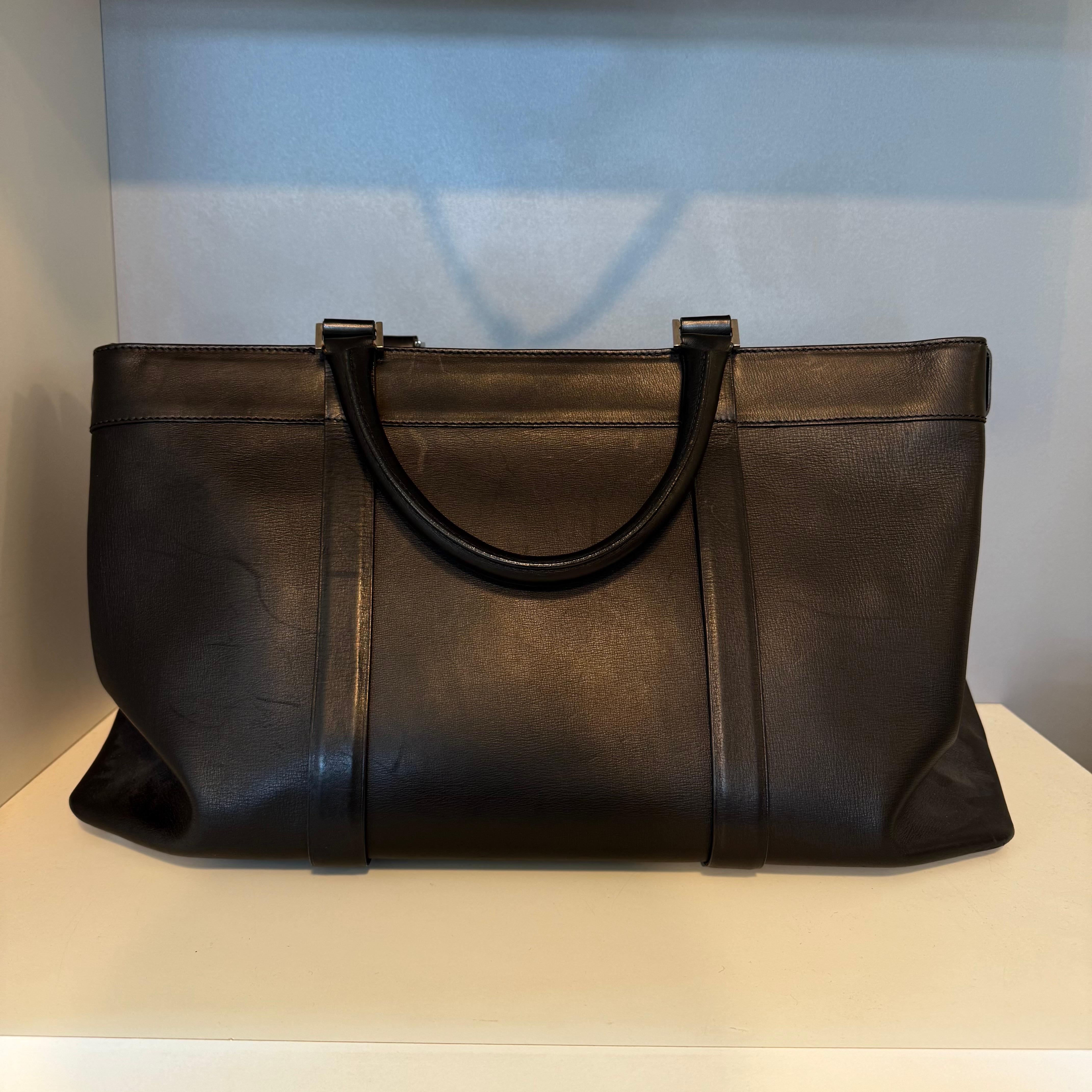 Precioso y clásico Bolso Loewe
Piel
Color negro
Dos asas
Triple compartimento interior (el central con cremallera)
Cm 45 x 23 x 18 (17,7 x 9 x 7 pulgadas)
Señales en el cuero como en las fotos 
Envío exprés gratuito a través de Fedex o DHL