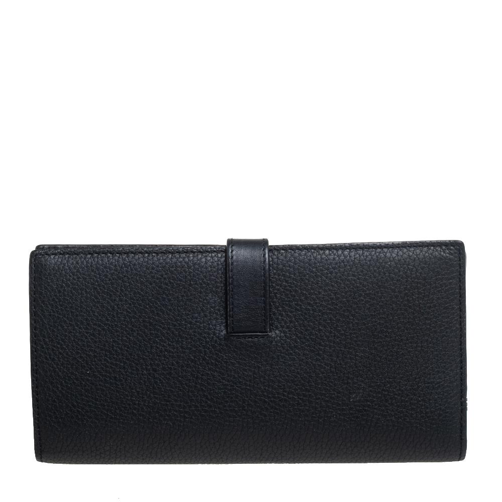 Basic essentials can be carried effortlessly in this Loewe Continental wallet. Crafted from leather, the durable wallet features multiple card slots, bill compartments, and a zip pocket.

Includes: Original Box, Original Dustbag, Info Booklet
