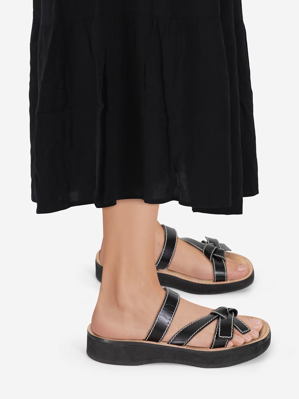 CONDIT ist sehr gut. Die Sandalen weisen nur minimale Gebrauchsspuren auf. Abrieb / Flecken auf der Innensohle und dem Rand der Sohle auf beiden Schuhen auf diesem gebrauchten Loewe Designer Wiederverkauf Artikel. Dieses Paar Schuhe wird in der