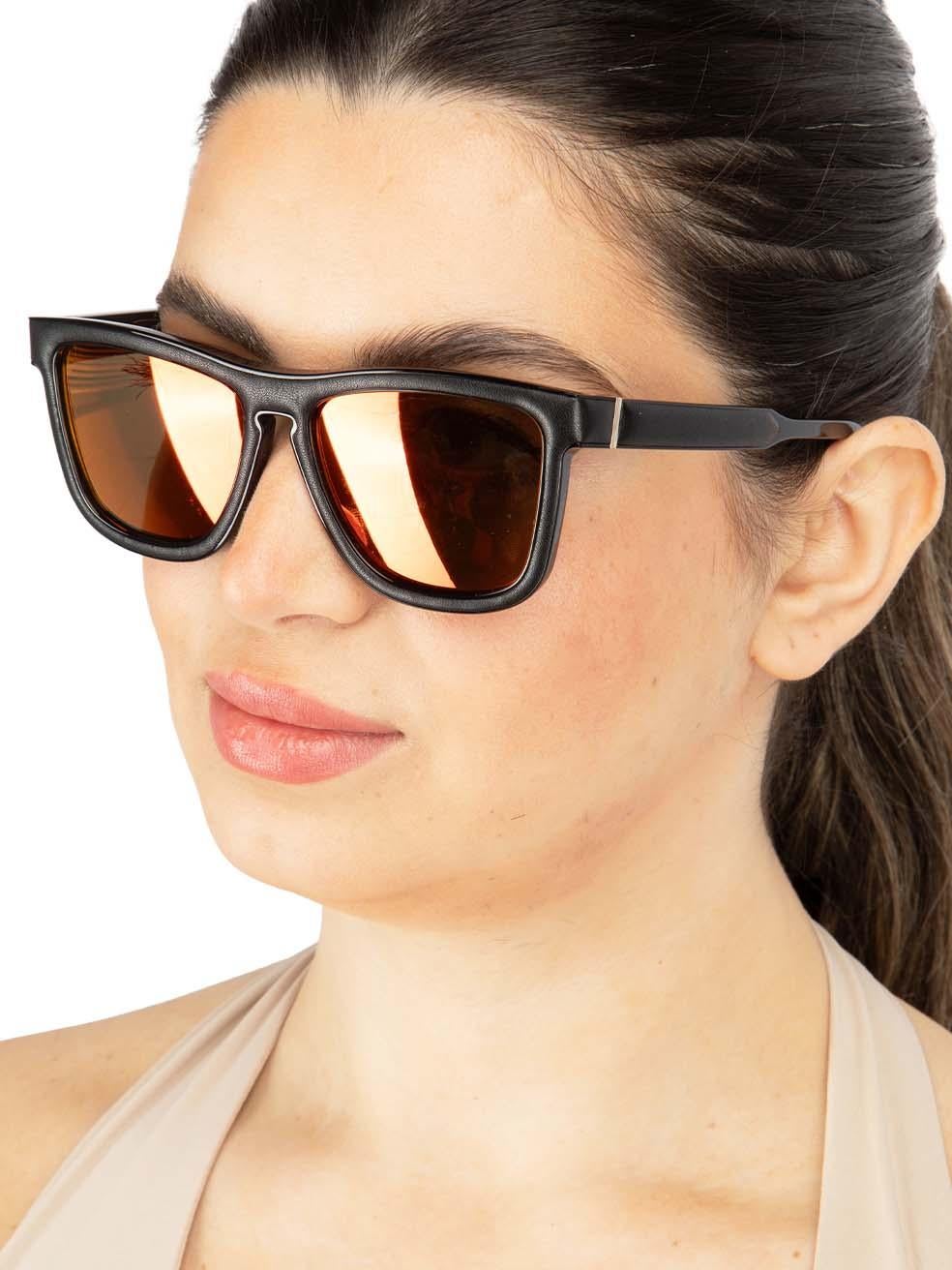 CONDITION is New with tags on this brand new Loewedesigner item. This item comes with original packaging.
 
 
 
 Details
 
 
 Model: LW40004I 5601G
 
 Black
 
 Acetate
 
 Square Eye Sunglasses
 
 Leather Trim on Frame and Arms
 
 Mirrored Red Lens

