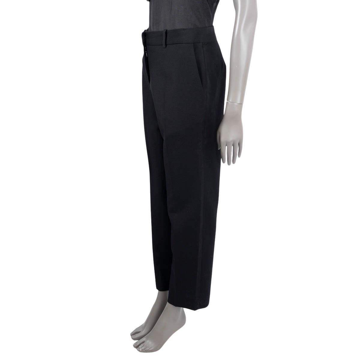 100% authentic Loewe pleated wide pants in black wool (100%). Features belt loops, two pockets on the sides, and two welt-pockets on the back. Close with a hidden hook, button and a zipper on the front. Unlined. Have been worn and are in excellent