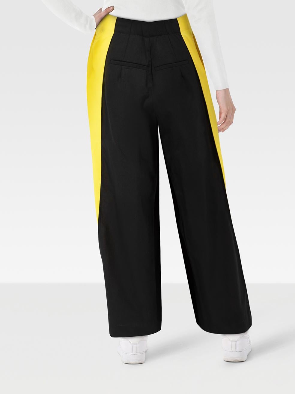 La condizione è molto buona. Questo articolo di rivendita di design Loewe usato non presenta alcuna usura visibile sui pantaloni.
 
 
 
 Dettagli
 
 
 Nero
 
 Lana
 
 Pantaloni
 
 Dettaglio striscia laterale gialla
 
 Gamba larga
 
 Altopiano
 
 2x