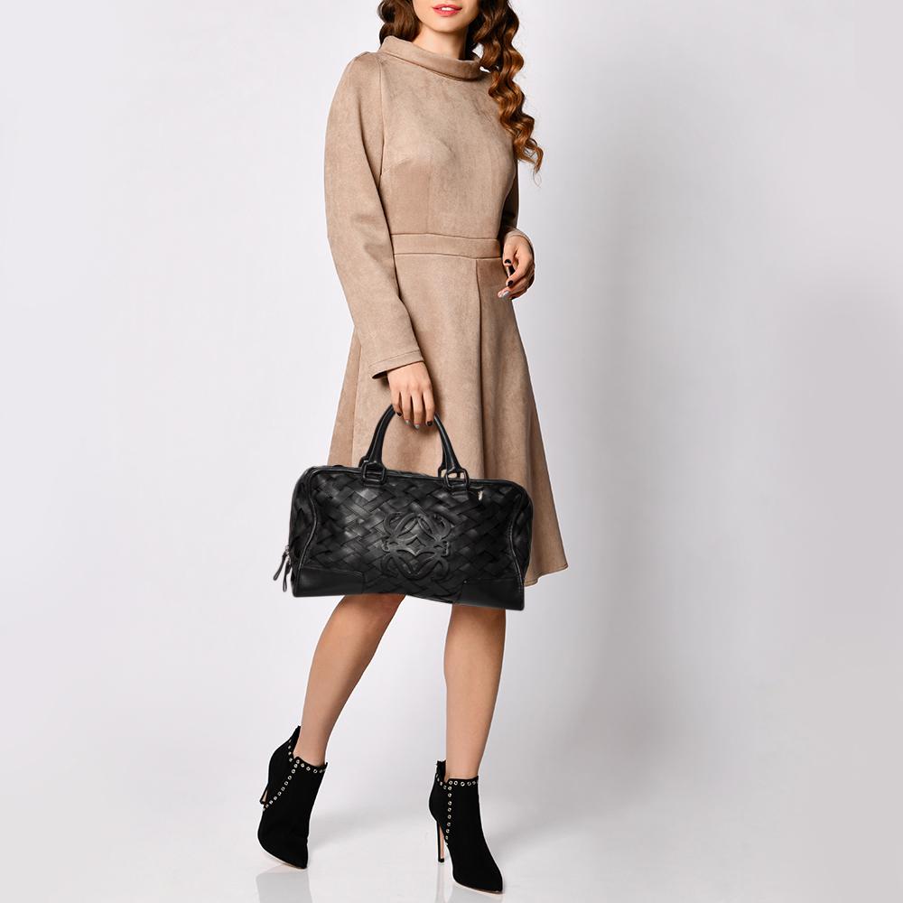 A spacious and stylish bag that can hold more than just your essentials with ease, this Loewe Amazona tote bag is a must-have for a woman on the go. Crafted in black leather, this bag has a woven exterior, two top handles, and silver-tone hardware
