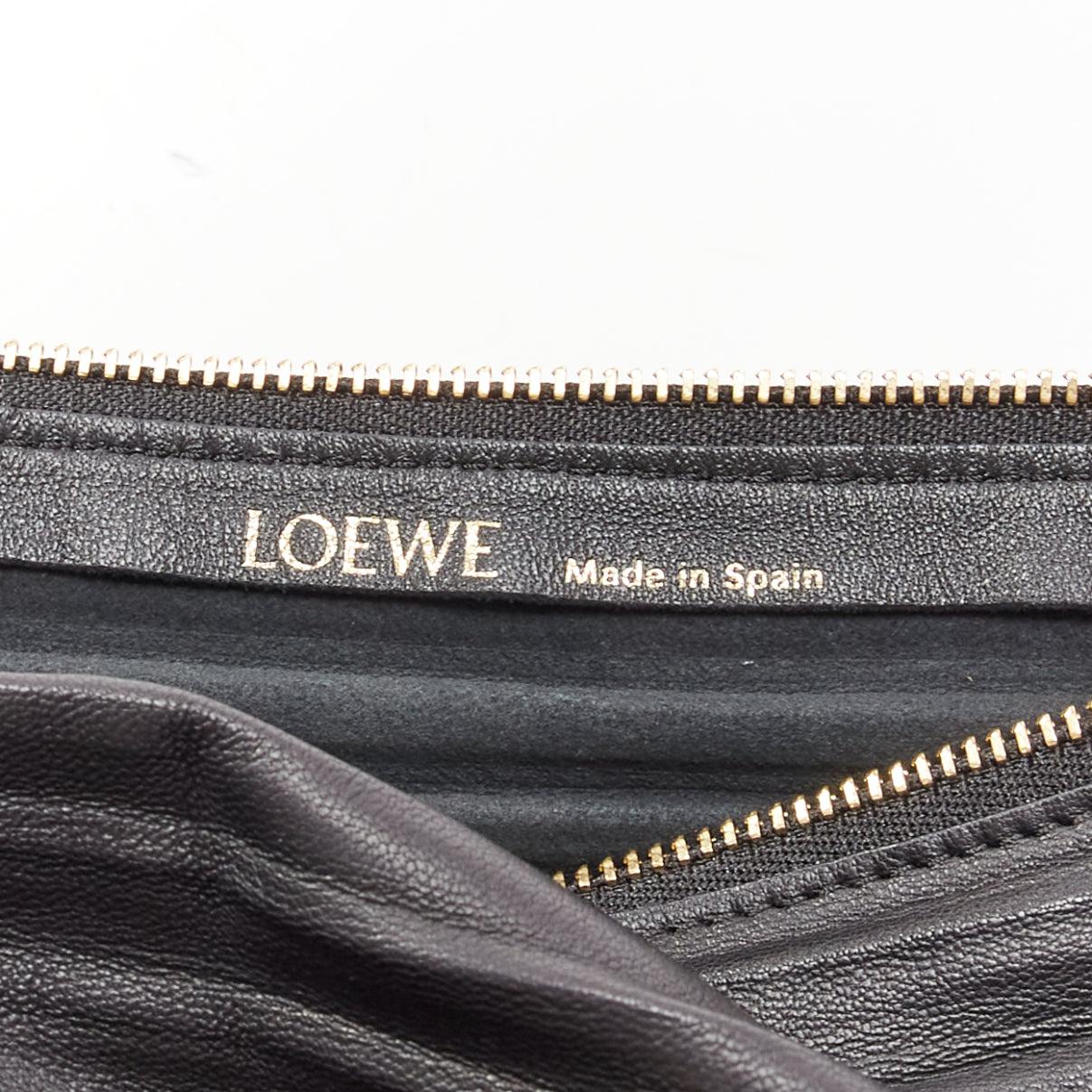 LOEWE Bracelet Pouch noir cuir plissé or logo anagramme poignet sac à bandoulière en vente 6