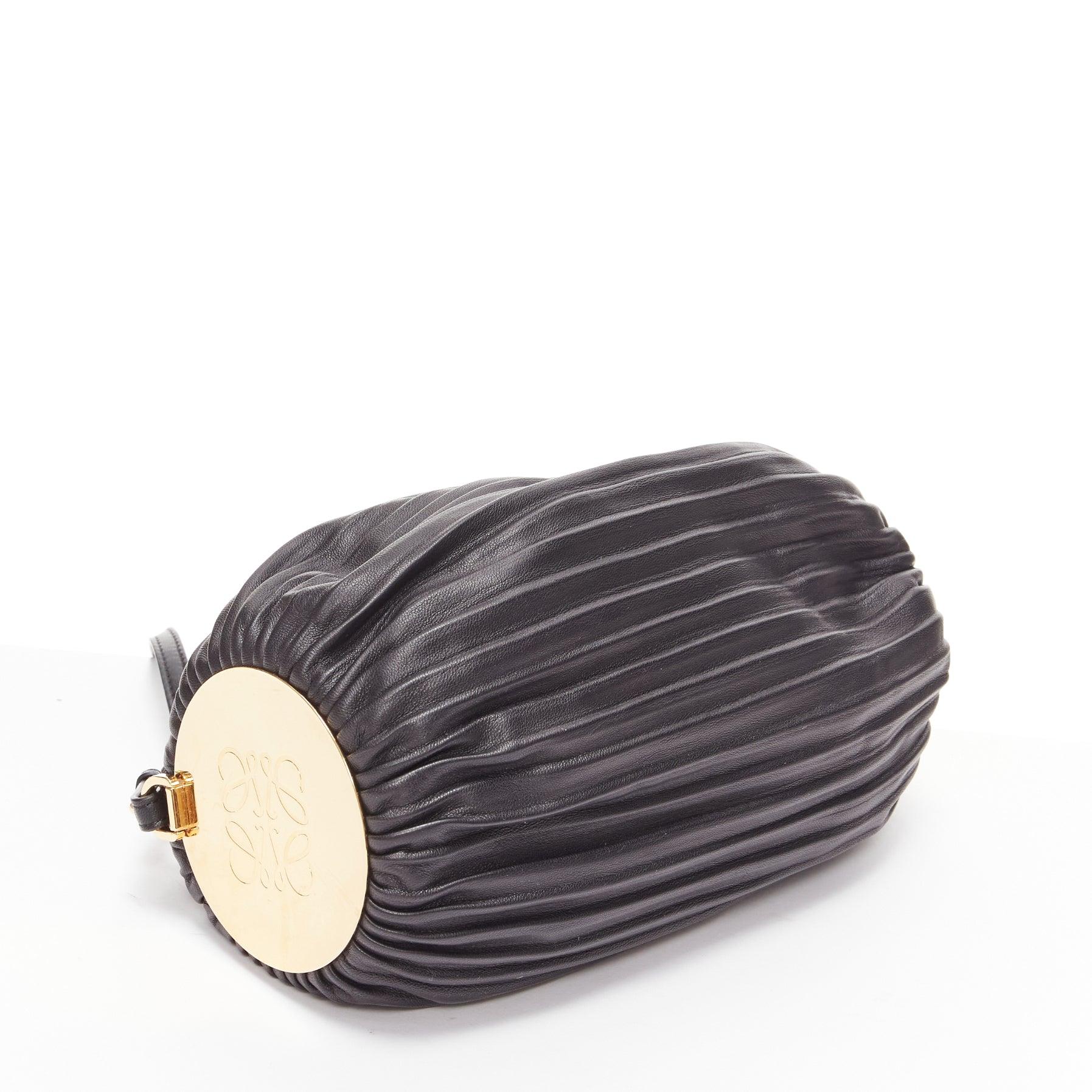 LOEWE Bracelet Pouch noir cuir plissé or logo anagramme poignet sac à bandoulière en vente 2