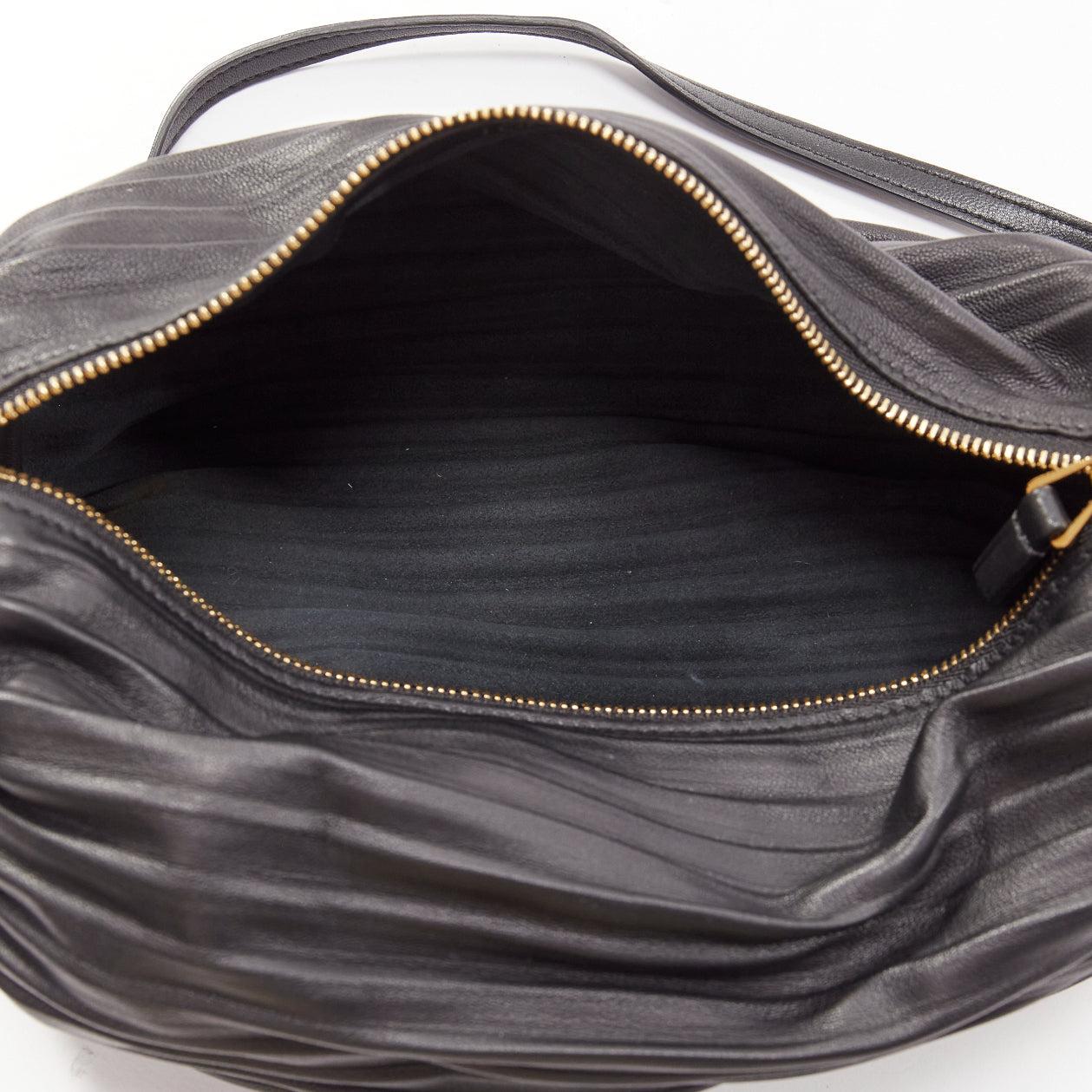 LOEWE Bracelet Pouch noir cuir plissé or logo anagramme poignet sac à bandoulière en vente 5