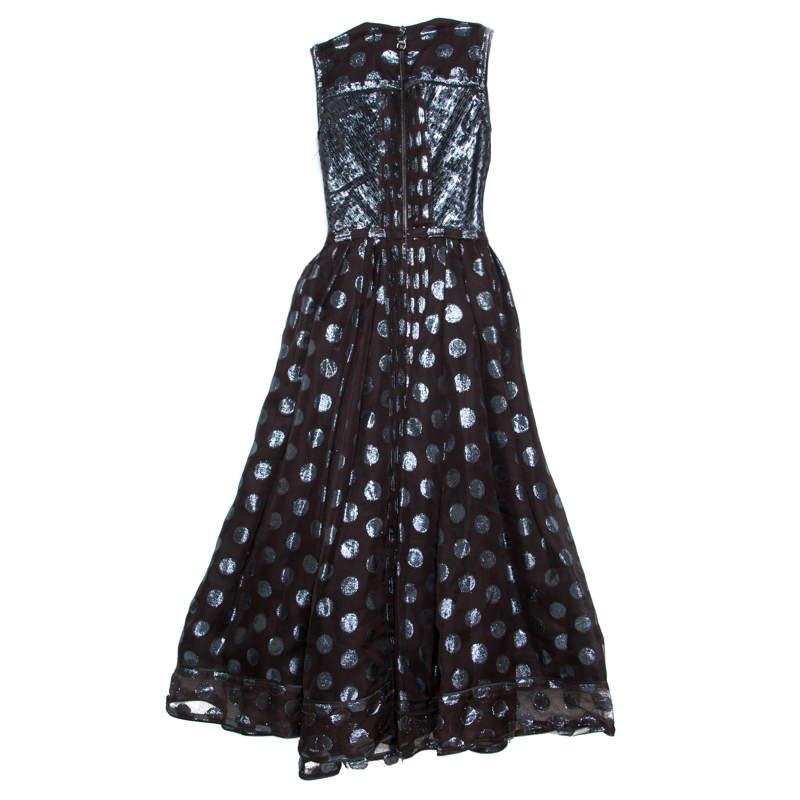 Splendid for any occasion, this Loewe dress looks elegant and gorgeous. Perfect for an evening outing, this magnificent creation is detailed with a polka dot pattern all over in a metallic finish. This outfit has an impressive silhouette feature