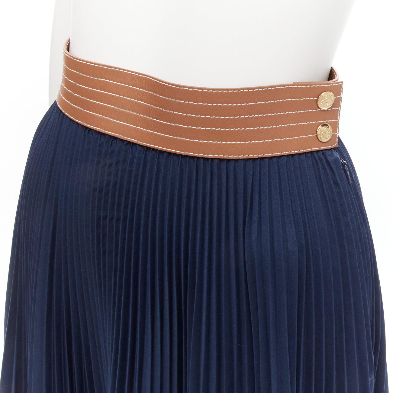 LOEWE brown cowhide leather white topstitched belt navy pleated midi skirt FR34 XS
Reference: LNKO/A02217
Brand: Loewe
Designer: JW Anderson
Material: Leather, Fabric
Color: Brown, Navy
Pattern: Solid
Closure: Snap Buttons
Extra Details: Snap button