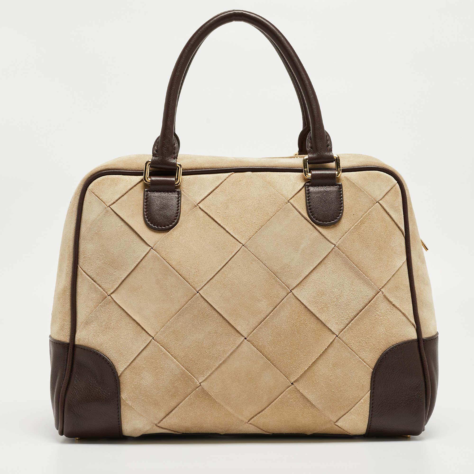 This Loewe Amazona 36 bag is a result of blending high crafting skills with a practical design. It arrives with a durable exterior completed by luxe detailing. It is an accessory that you can count on.

Includes: Original Dustbag

