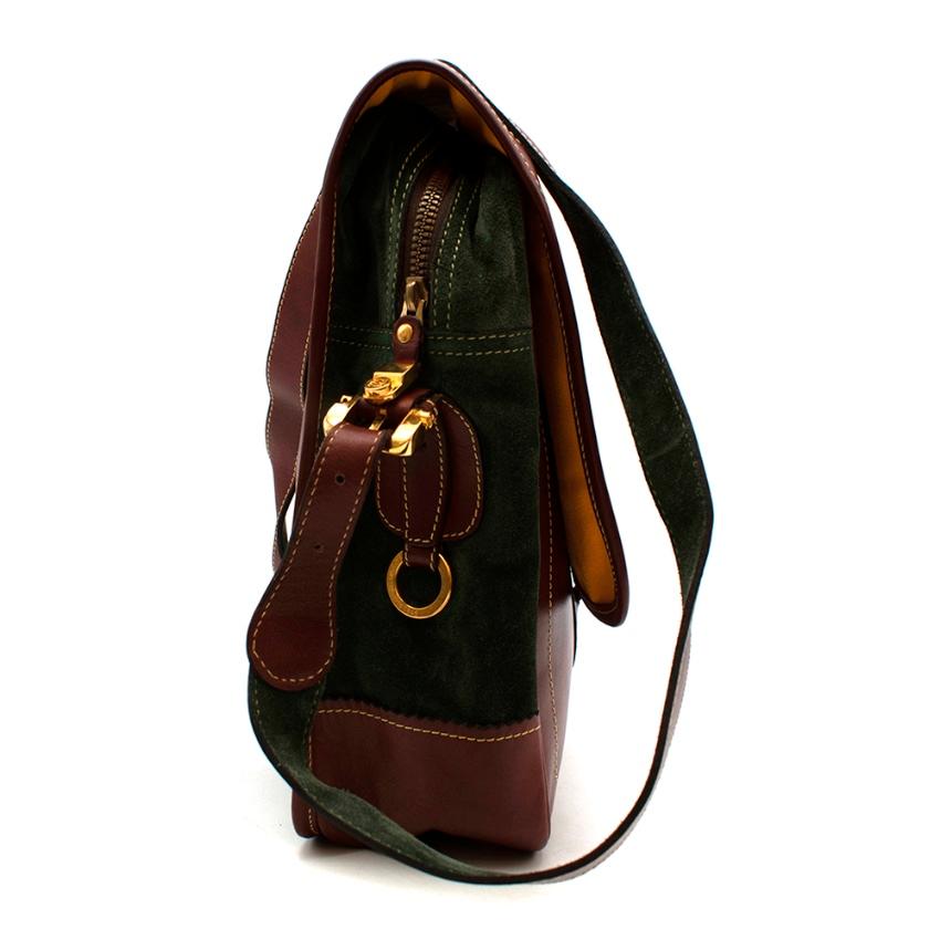 Loewe Braun & Grünes Wildleder & Leder Vintage Umhängetasche

- Aus weichem Wildleder und Leder
- Wunderschöne Farbkombination aus Braun und Grün
- Ikonisches Logo auf der Vorderseite
- Kontrastierende Nähte 
- Schulterriemen aus Leder 
-