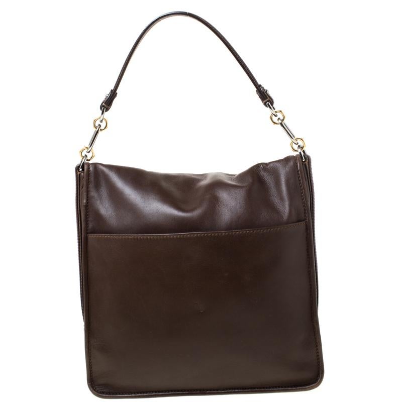 The fabulous bag will be a sophisticated addition to your handbag collection. It is expertly crafted with leather in a smart silhouette featuring a front flap decked with the brand's logo in silver-tone metal and a comfortable shoulder strap. Lined