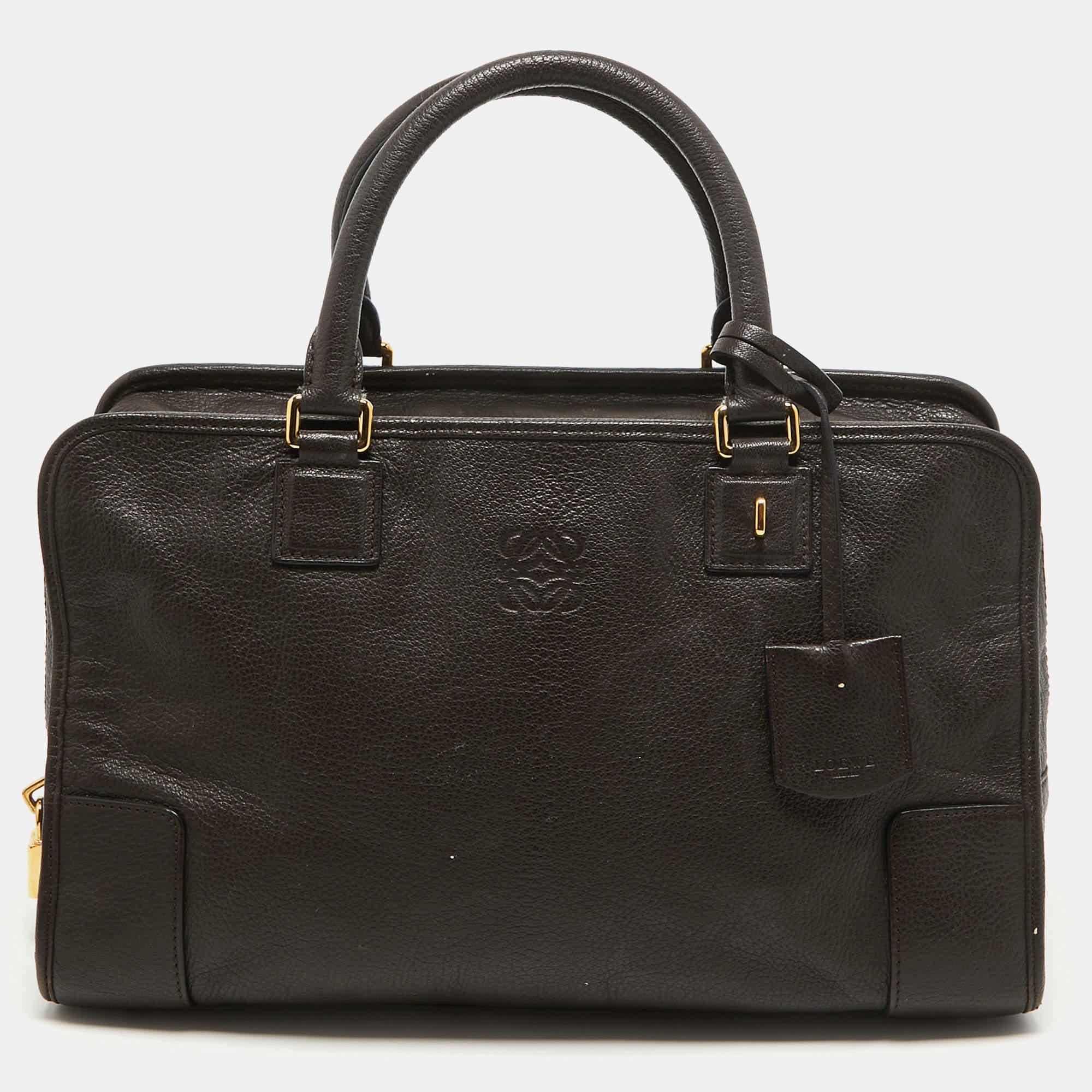 This Loewe Amazona 36 bag is a result of blending high crafting skills with a practical design. It arrives with a durable exterior completed by luxe detailing. It is an accessory that you can count on.

