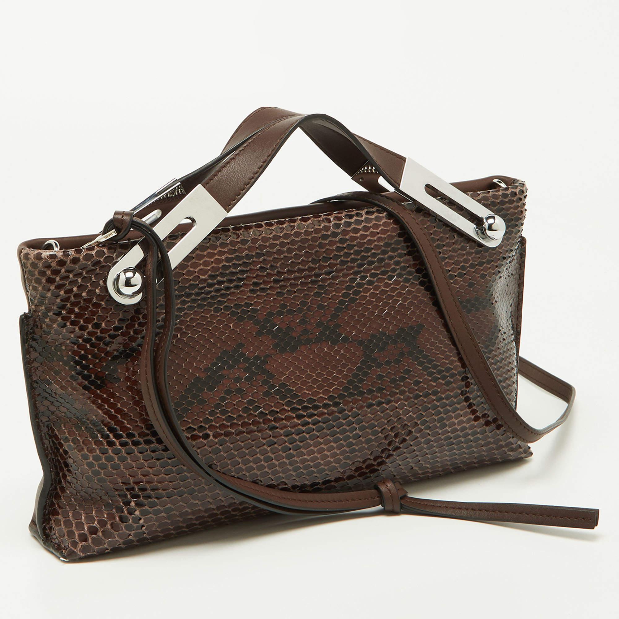 Express your personal style with this high-end crossbody bag. Crafted from quality materials, it has been added with fine details and is finished perfectly. It features a well-sized interior.

