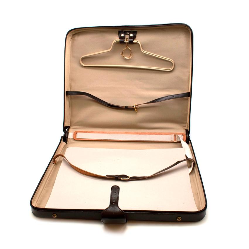 Loewe Brown Leather Garment Case With 2 Hangers

- Made of soft leather 
- Embossed iconic logo to the front 
- Neutral brown hue 
- 2 collapsible hangers 
- 2 hanger holders 
- Interior adjustable belts
- Buckle fastening to the bottom
- All around