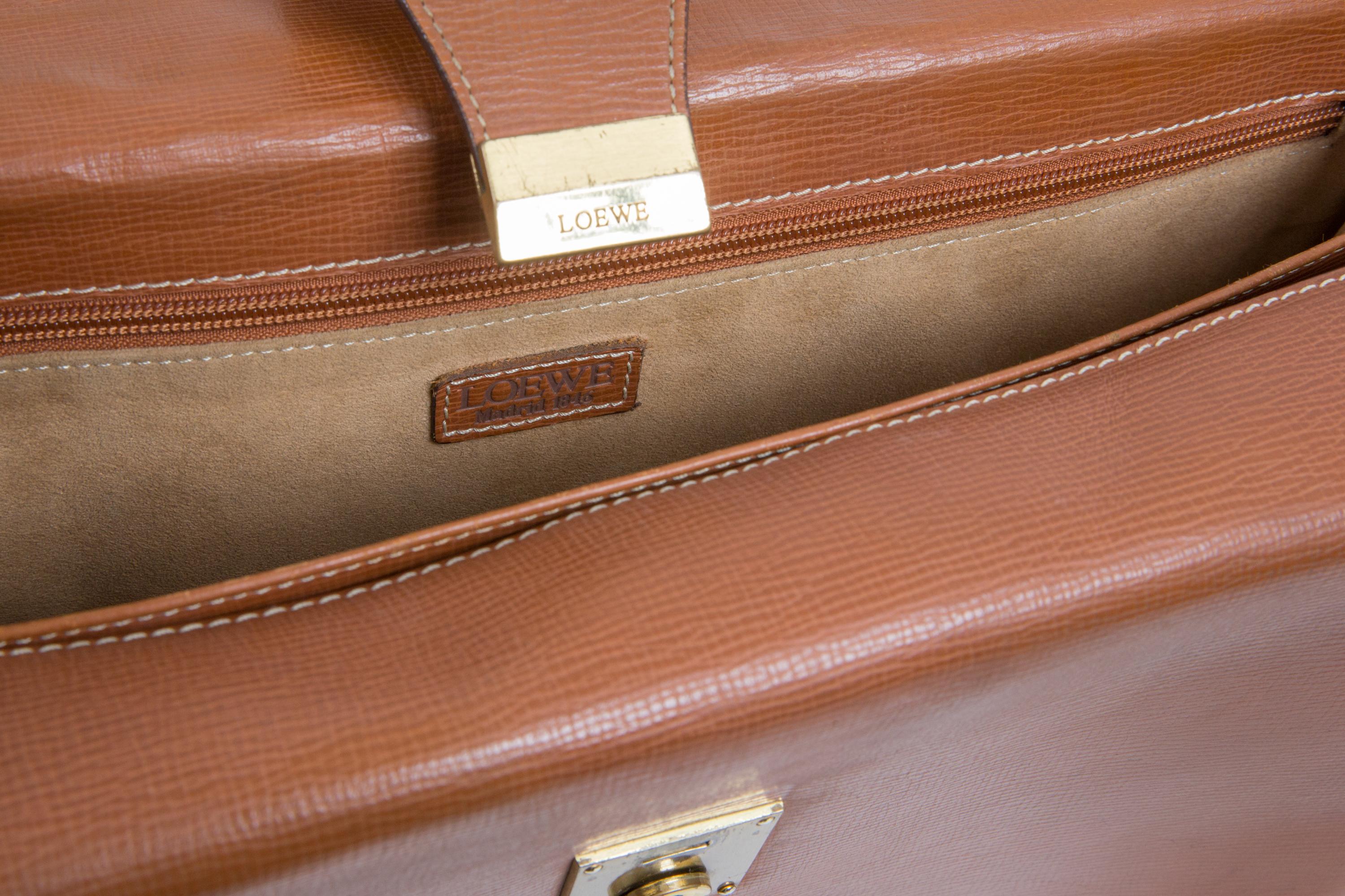 Porte-documents Loewe en cuir texturé camel en vente 5