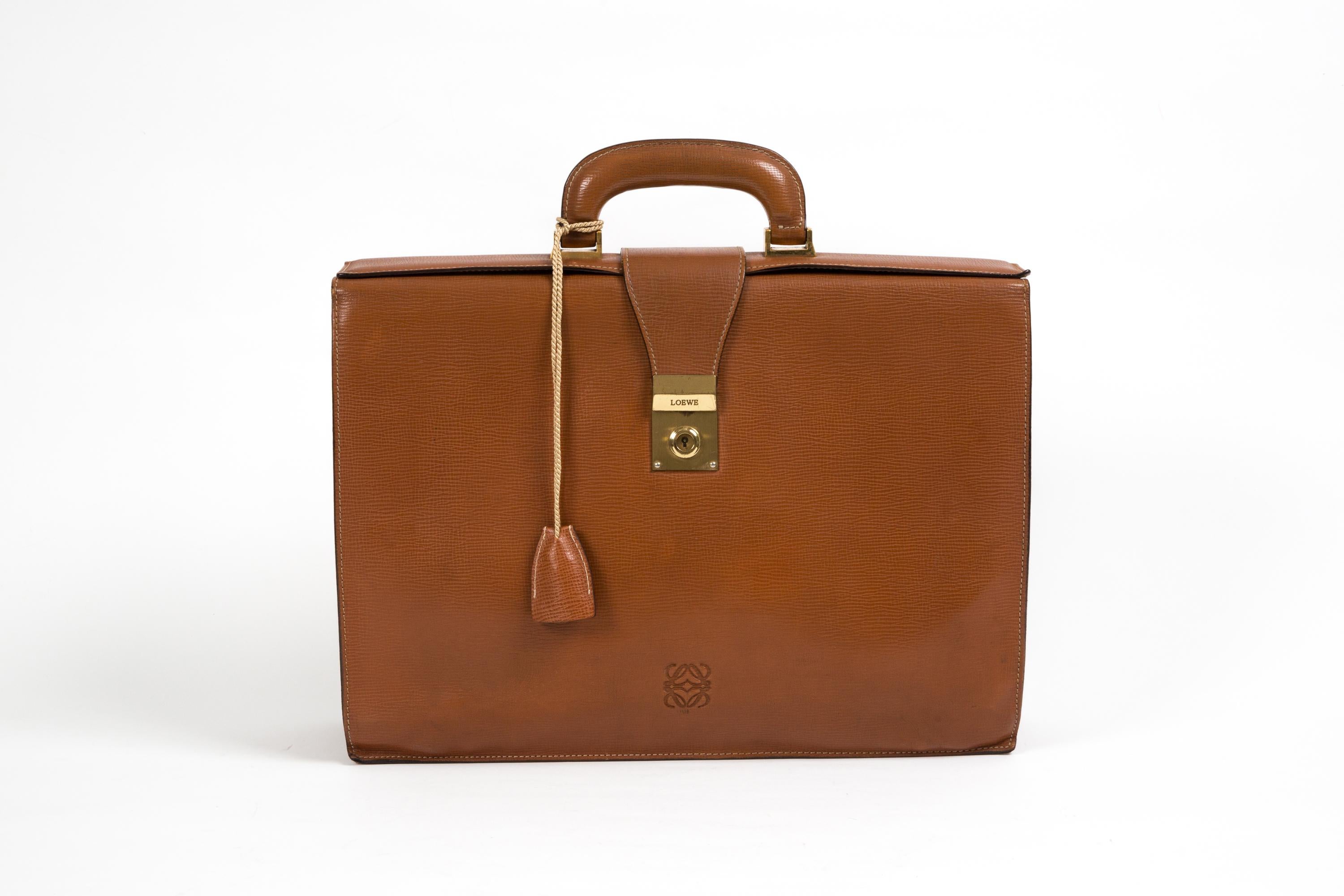 Porte-documents Loewe en cuir texturé camel en vente 6