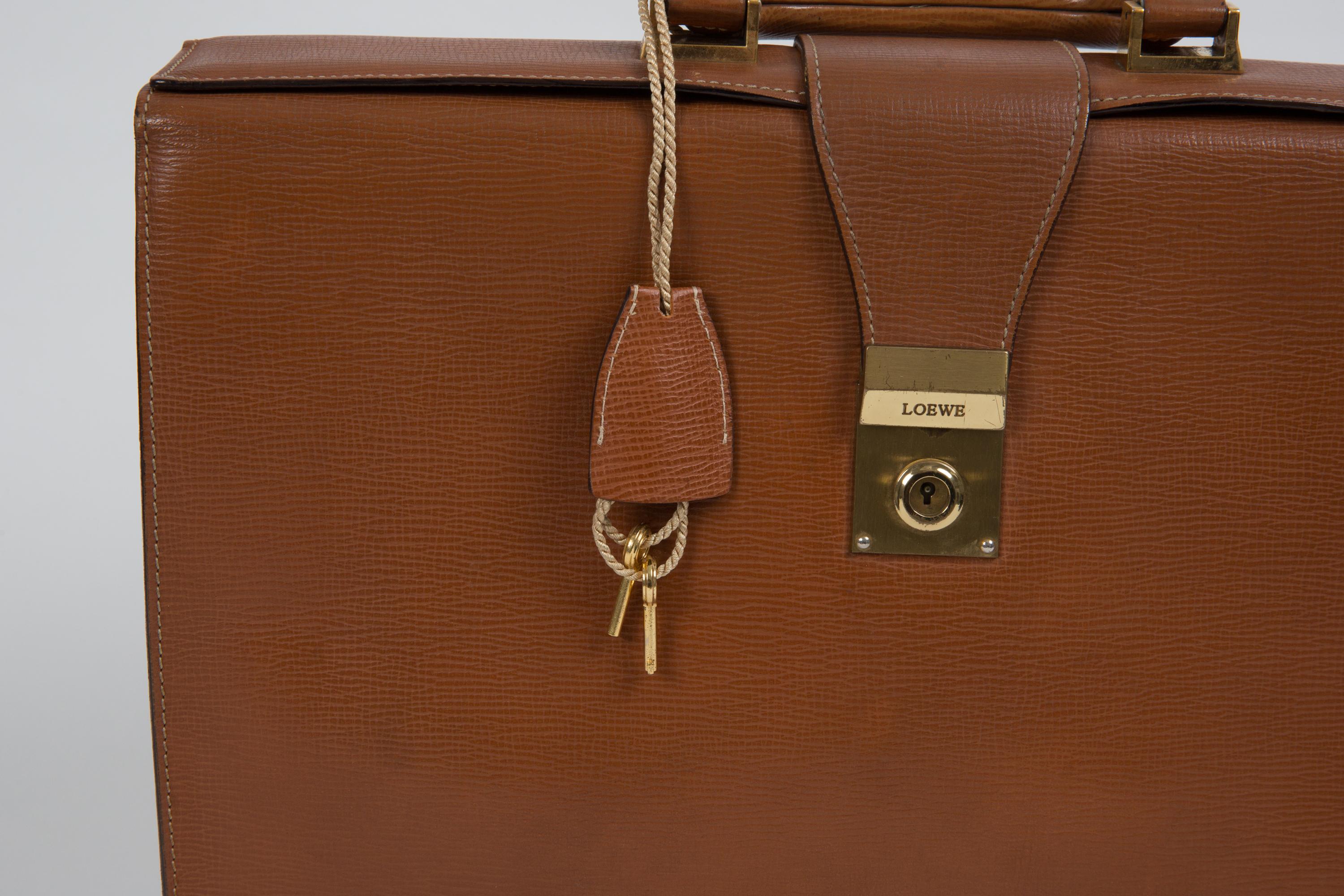 Porte-documents Loewe en cuir texturé camel Pour hommes en vente