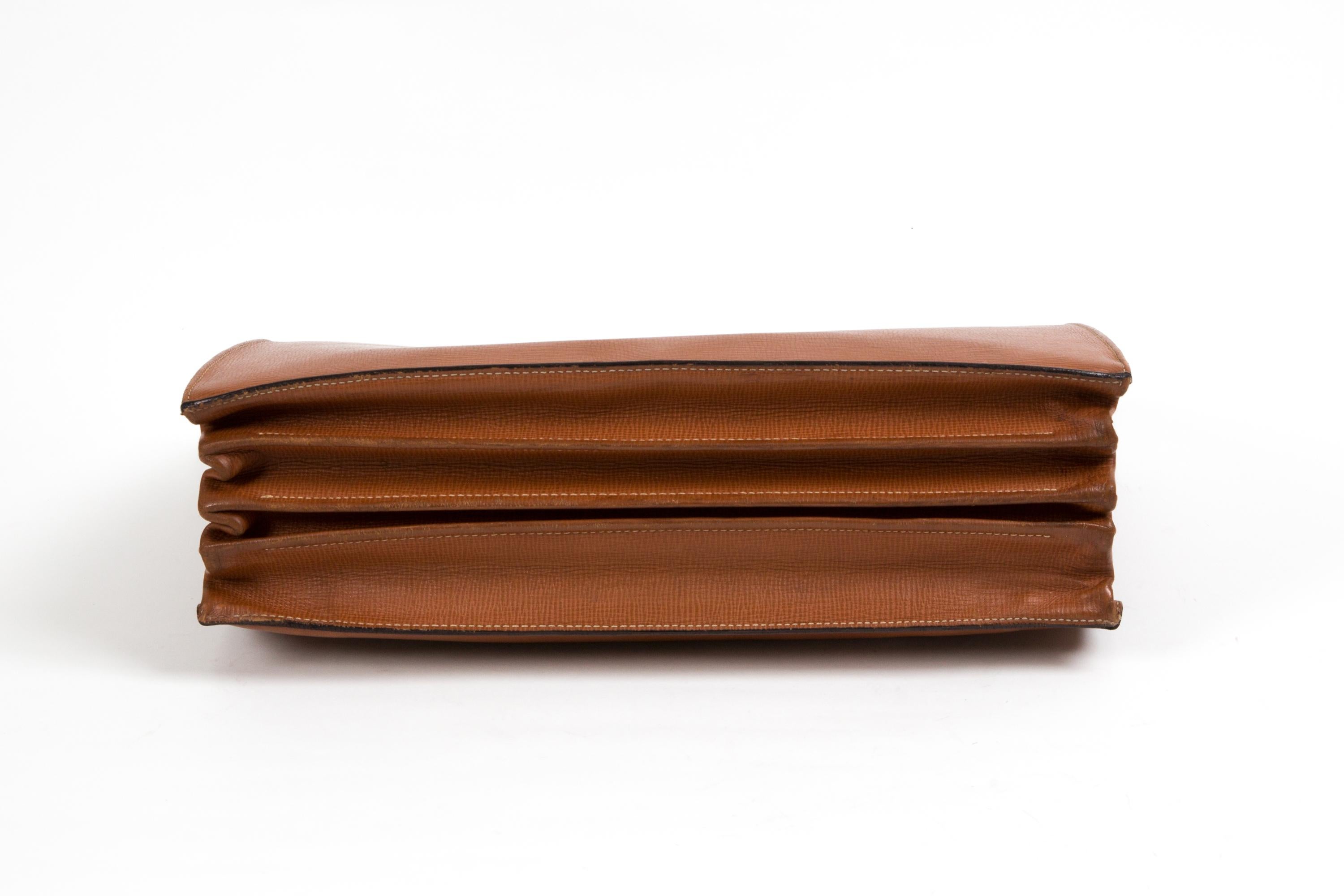Porte-documents Loewe en cuir texturé camel en vente 2