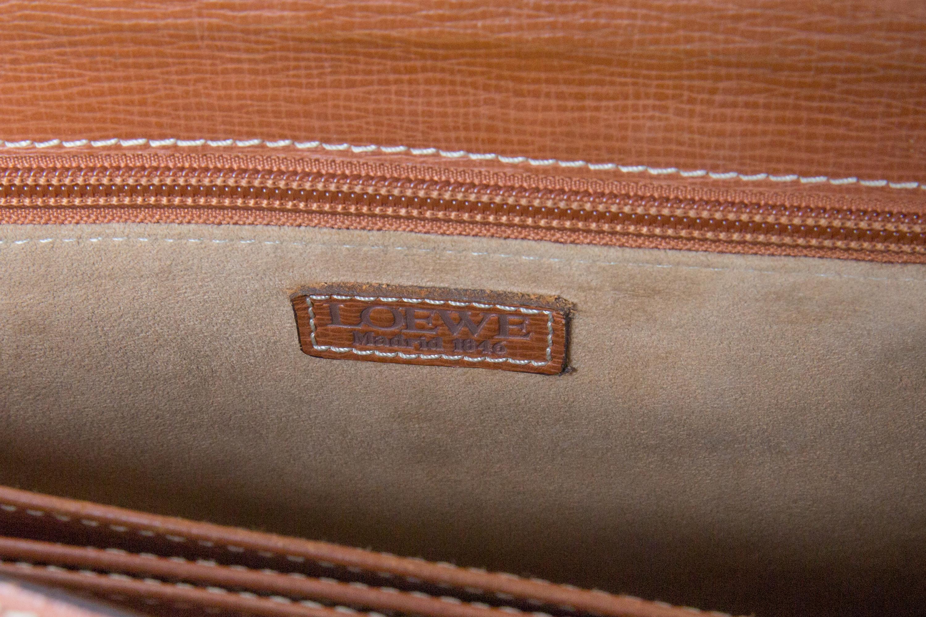 Porte-documents Loewe en cuir texturé camel en vente 3