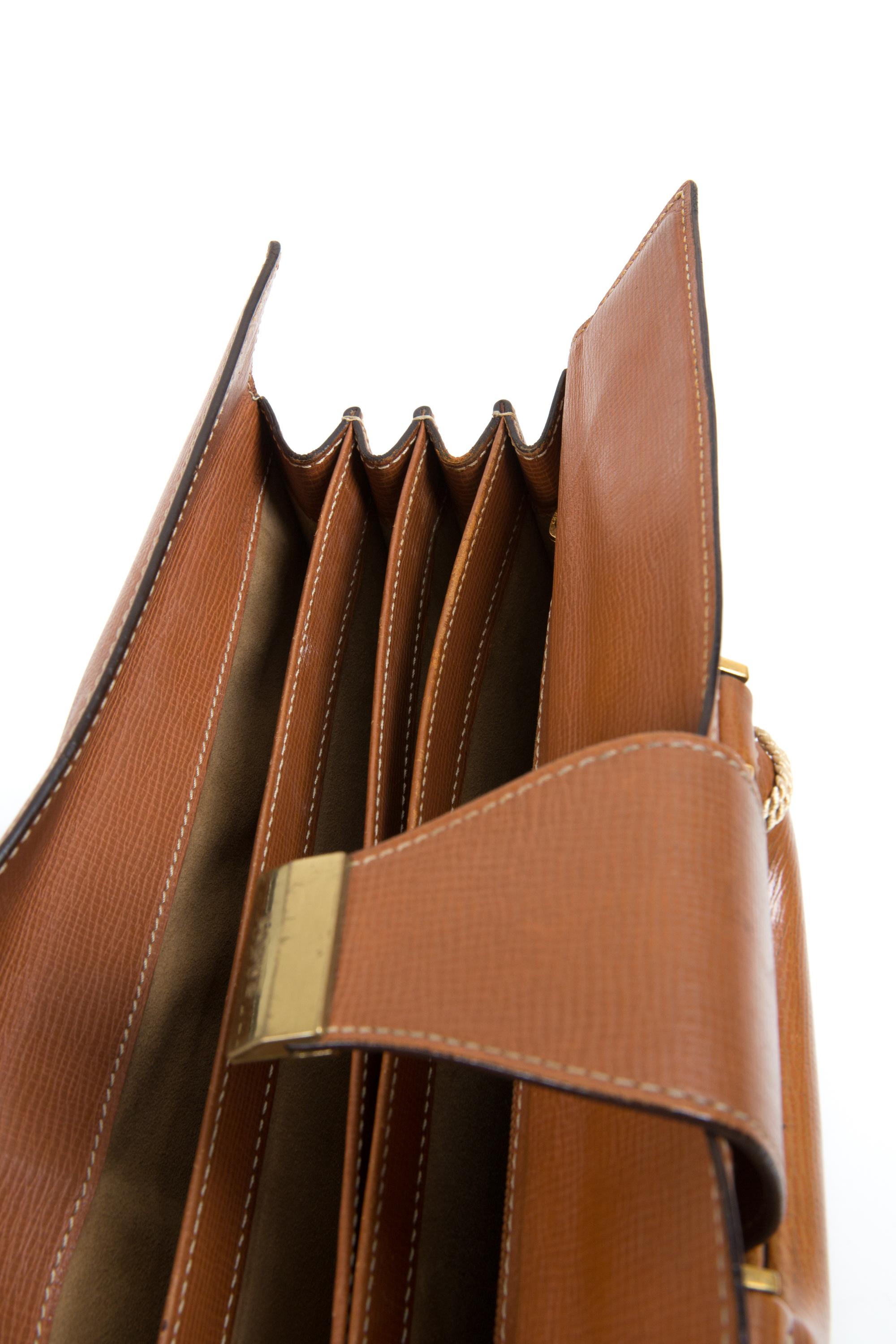 Porte-documents Loewe en cuir texturé camel en vente 4