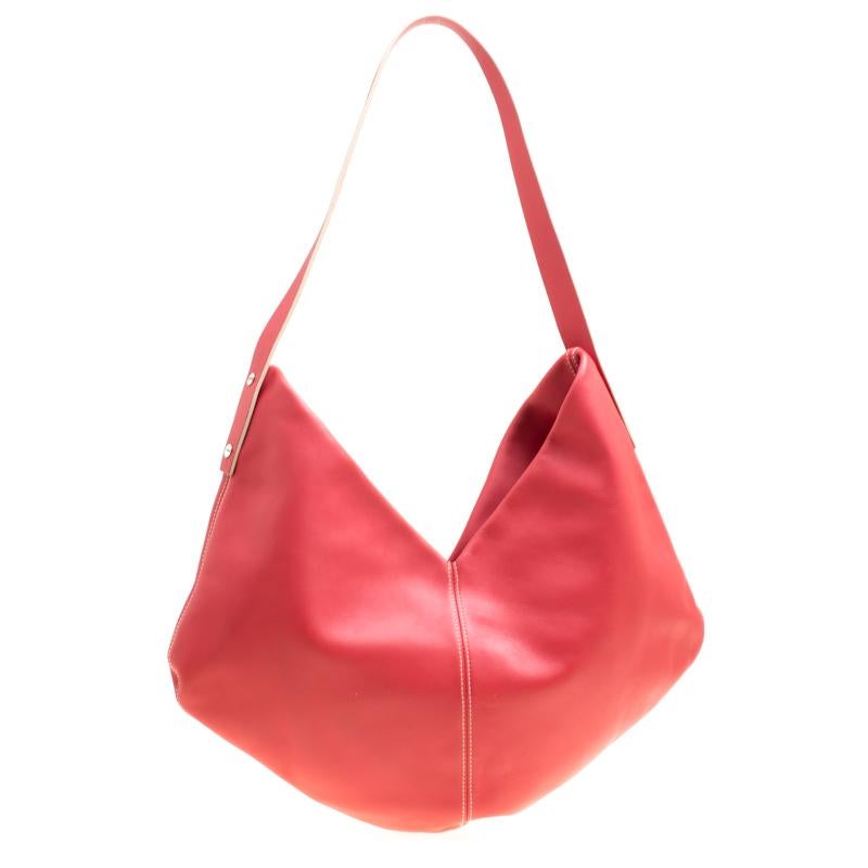 Add a dash of finesse to your outfit by carrying this stylish and elegant Loewe hobo. Made from leather, it comes with a spacious interior that houses a zip pocket. The bag has a flat shoulder handle and is packed with style.

Includes: Original