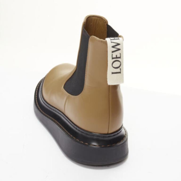 LOEWE Chelsea beige in pelle di vacchetta con cinturino logo stivaletti da deserto EU37
Riferimento: TGAS/D00062
Marchio: Loewe
Designer: JW Anderson
Model: Chelsea
Materiale: Pelle
Colore: Beige, Nero
Modello: Tinta unita
Chiusura: Slip On
Fodera: