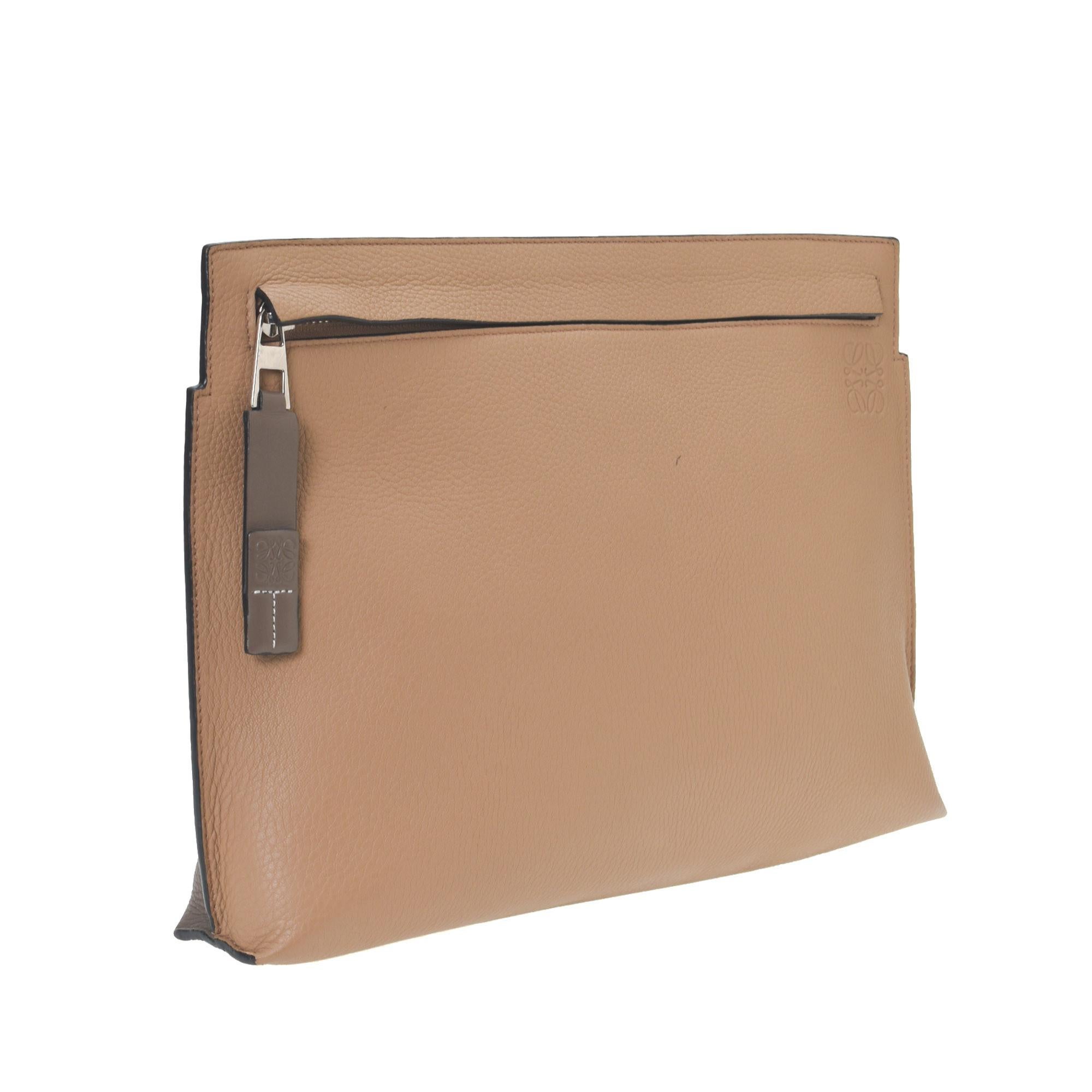 This exquisite Loewe wristlet comes in beige calf leather. The authenticity of this vintage Loewe clutch is guaranteed by LXRandCo. 
