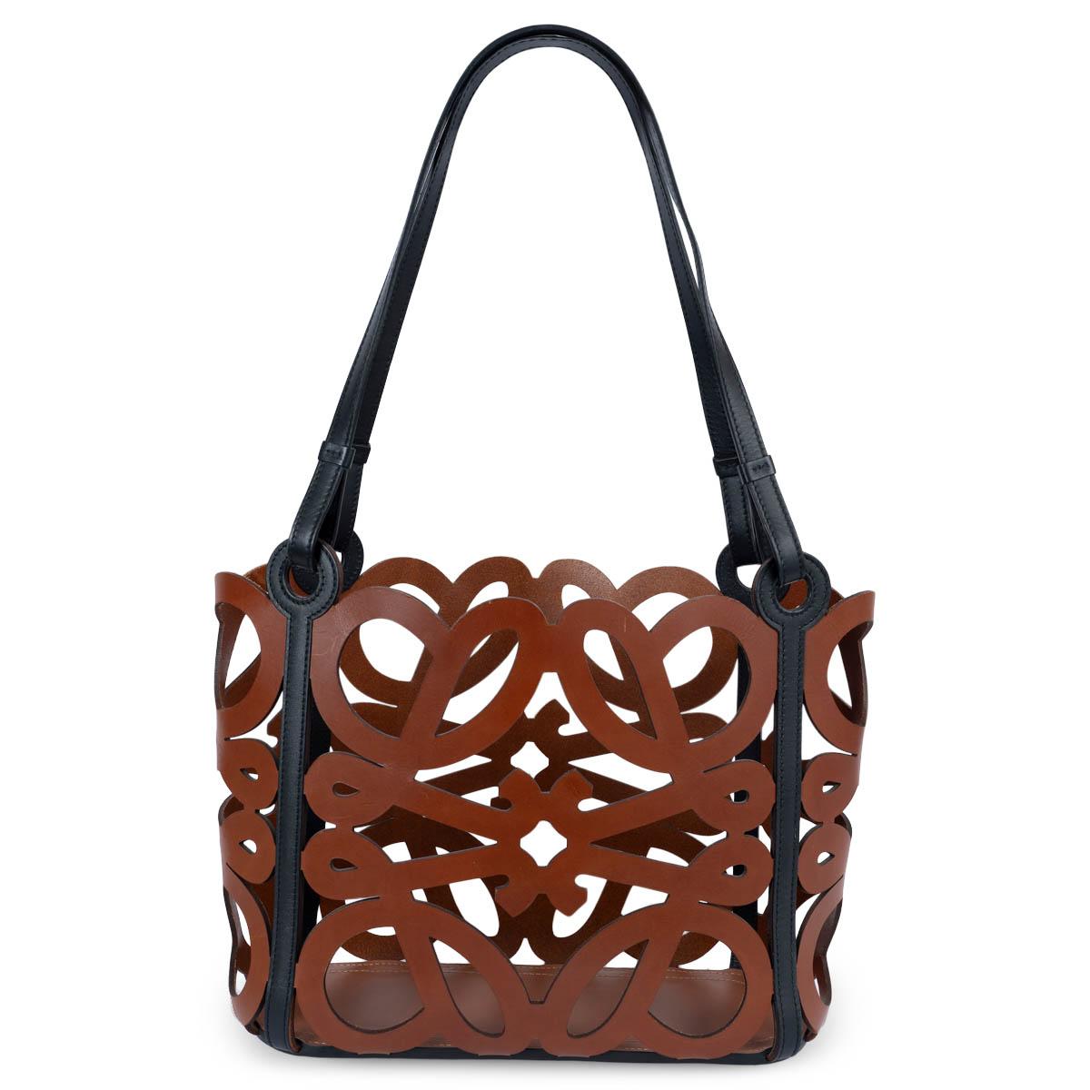 LOEWE cognac brown leather ANAGRAM SMALL CUT-OUT Tote Bag In Good Condition For Sale In Zürich, CH