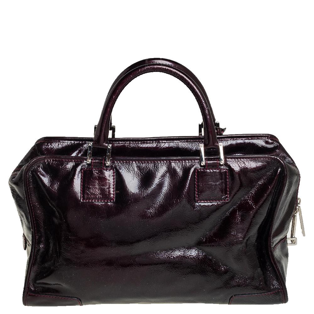A spacious and stylish bag that can hold more than just your essentials with ease, the Amazona is one of the most popular bags from Loewe. A must-have for women on the go, it has a functional shape. Crafted in dark burgundy patent leather, this bag