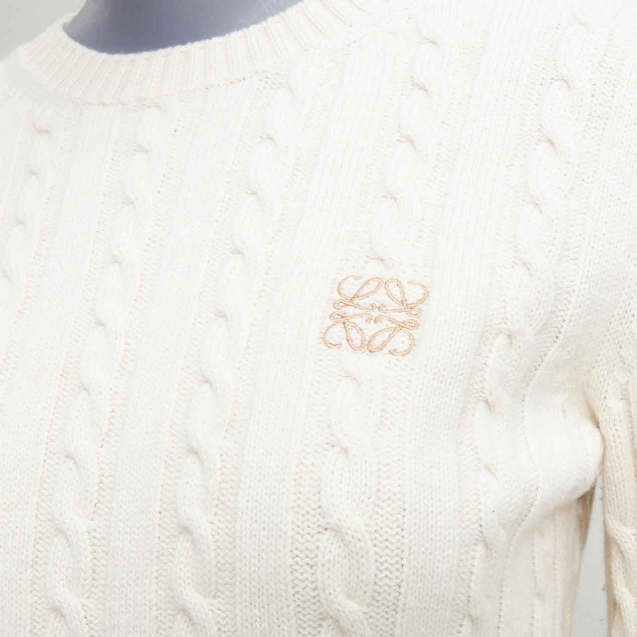 Pull court LOEWE écru en laine de coton anagram câble XS
Référence : GEGG/A00045
Marque : Loewe
Designer : JW Anderson
MATERIAL : Laine, coton
Couleur : Crème, Marron
Motif : Solide
Fermeture : Pull-over
Détails supplémentaires : Pull court en