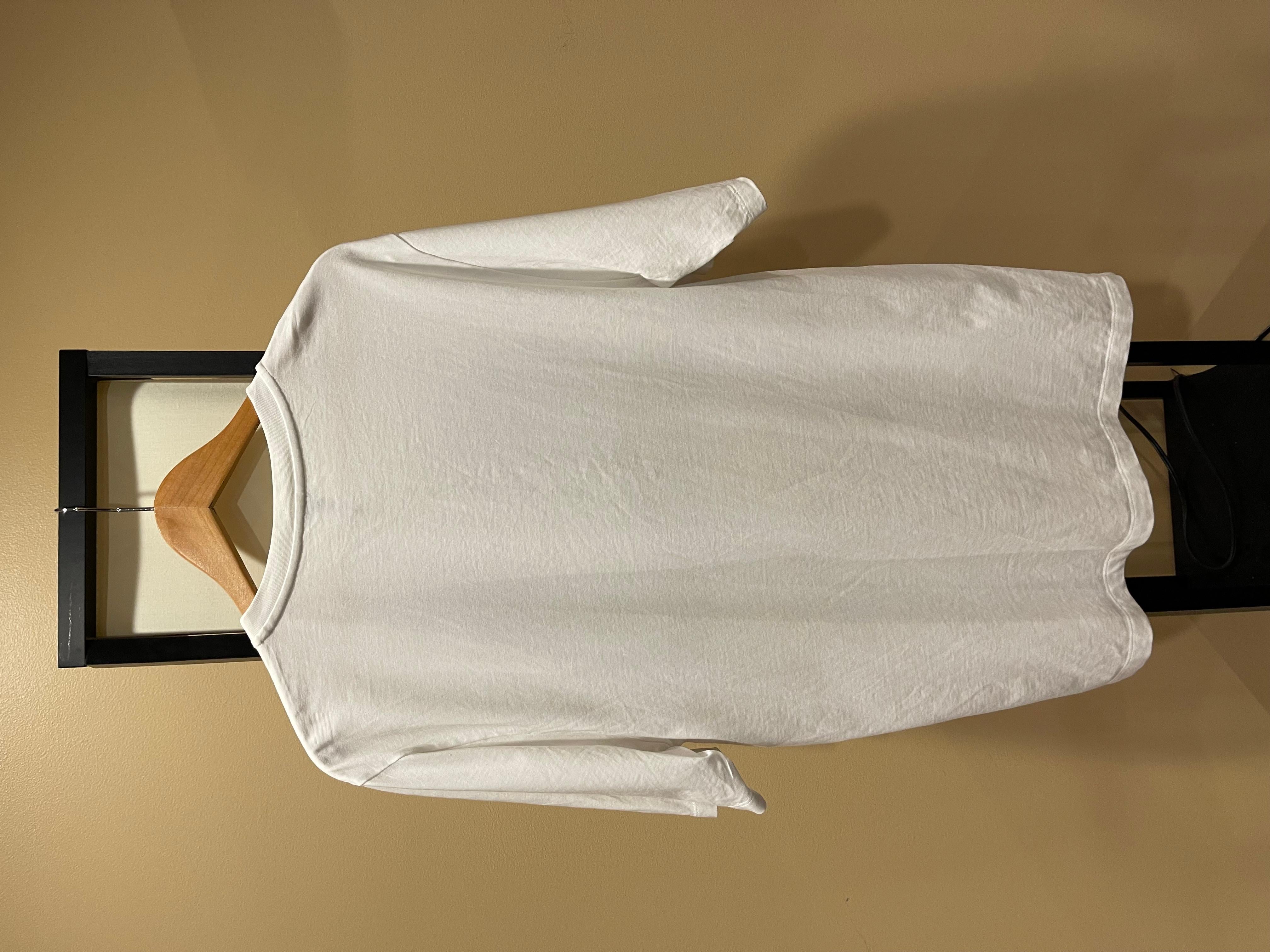 Loewe Mushroom White Tee
Größe XL
Ausgezeichneter Zustand
Seltenes & kultiges FW 2016 Loewe T-Shirt

Abmessungen:
Brustkorb: 22