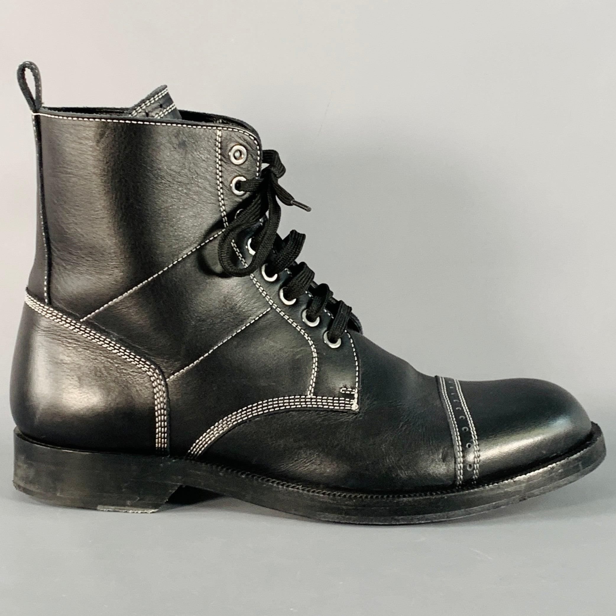 LOEWE militar
Botas de piel negra con pespuntes blancos en contraste, puntera y cierre de cordones. Algunas arrugas, signos moderados de desgaste en las suelas. Tal cual. 

Marcado:   58 17 05 

Medidas: 
  Longitud: 12,25 pulgadas Anchura: 4,5