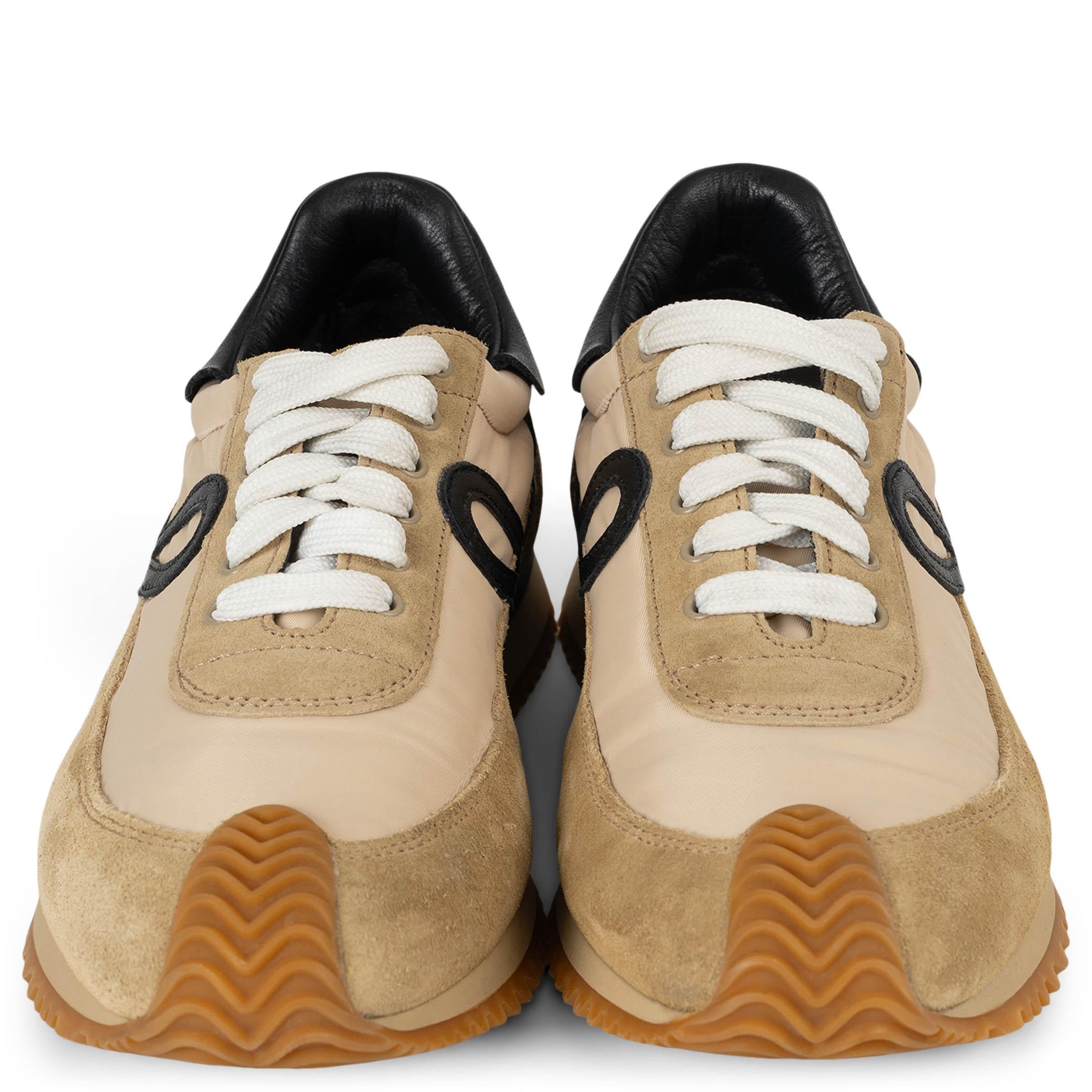 Queste scarpe da ginnastica basse Loewe Flow, autentiche al 100%, in nylon color crema e camoscio beige con dettagli neri, riflettono l'estetica moderna e sportiva della casa. Con la punta arrotondata, i lacci bianchi e la suola in gomma color miele