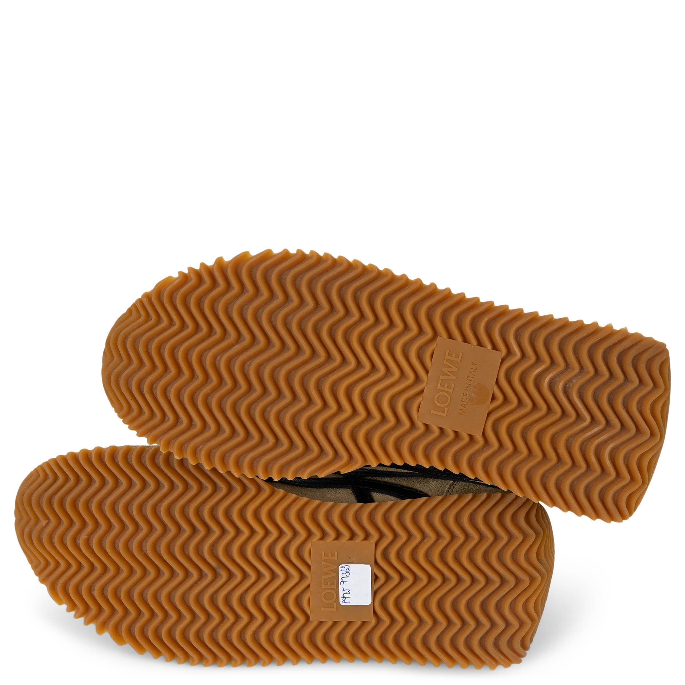 LOEWE scarpe da ginnastica basse FLOW in nylon e camoscio oro e nero 38 in vendita 3