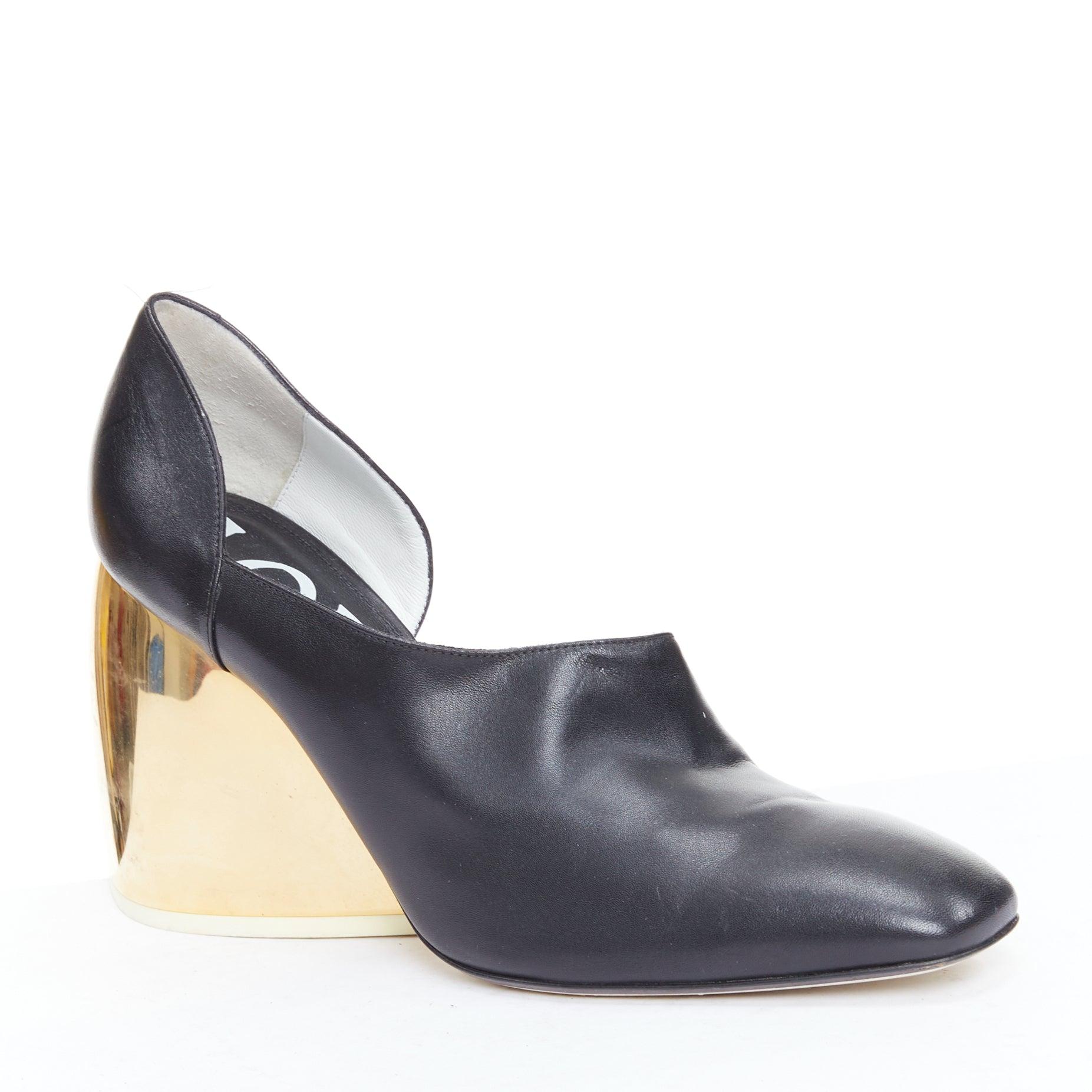 LOEWE gold curved heel black leather slip on heeled shoes EU39
Reference: ECLO/A00130
Brand: Loewe
Designer: JW Anderson
Collection: Runway
Material: Leather, Metal
Color: Black, Gold
Pattern: Solid
Closure: Slip On
Lining: Black Leather
Extra
