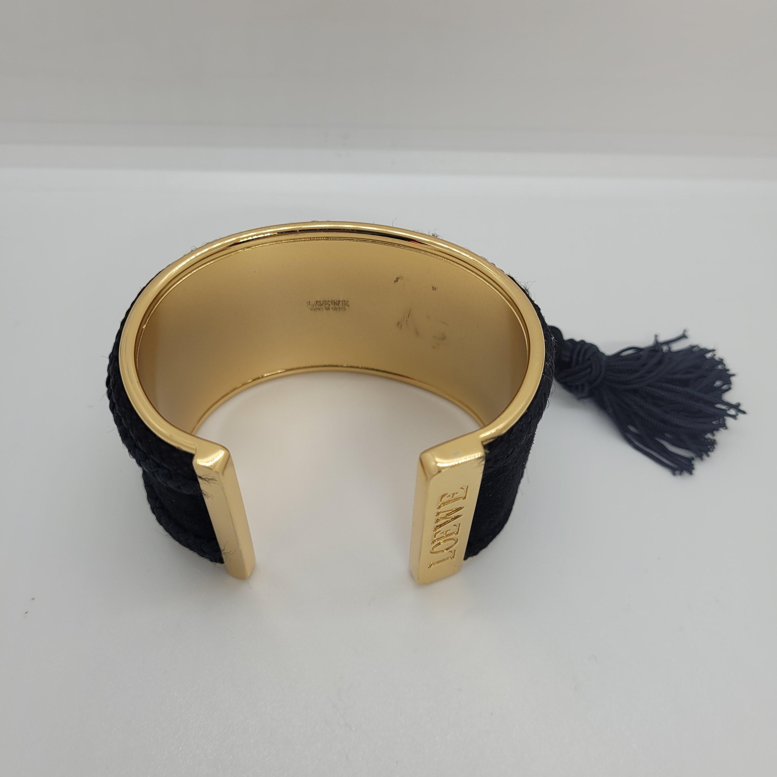 LOEWE Métallique doré et soie noire  Bracelet manchette  avec pompon en vente 8