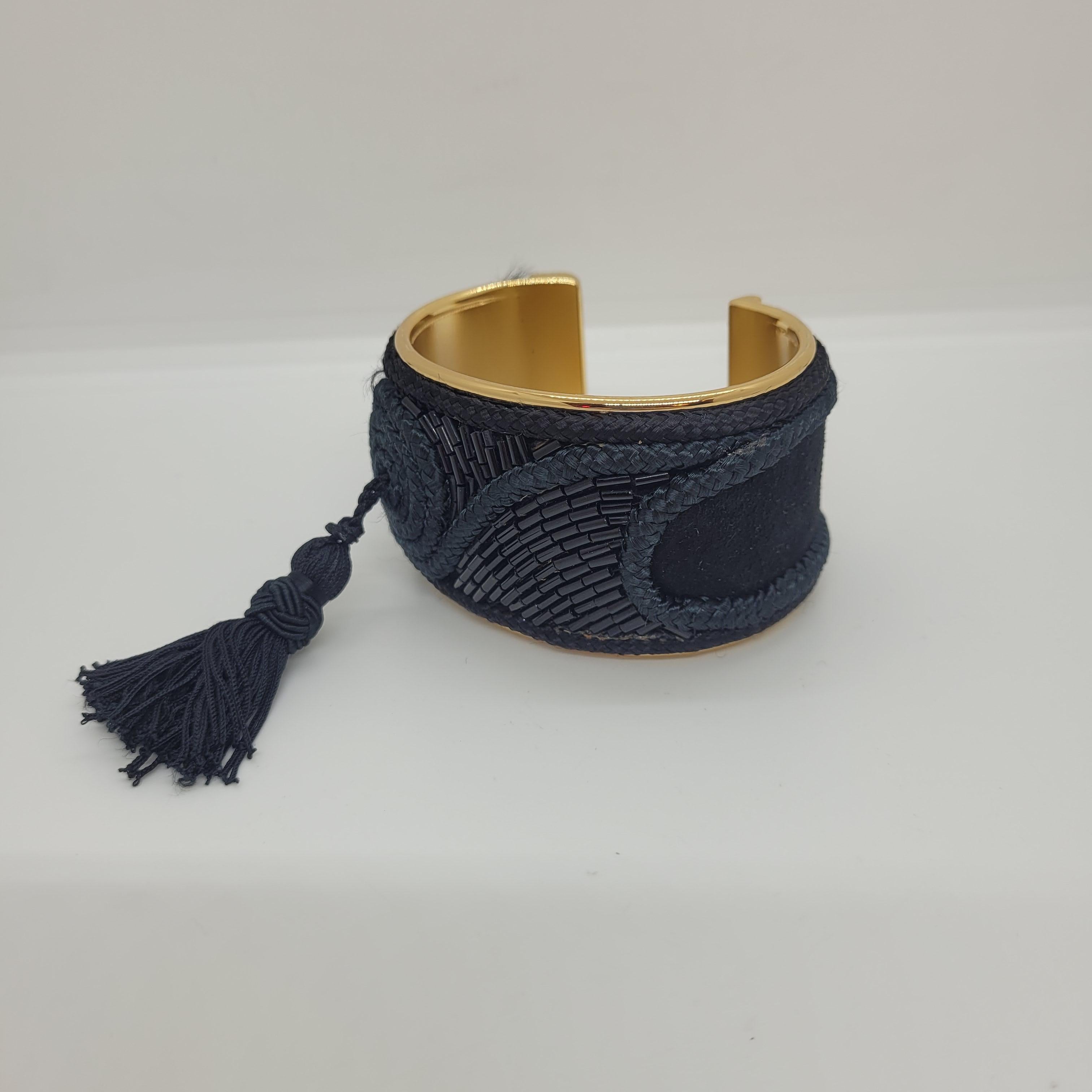 LOEWE Métallique doré et soie noire  Bracelet manchette  avec pompon en vente 9