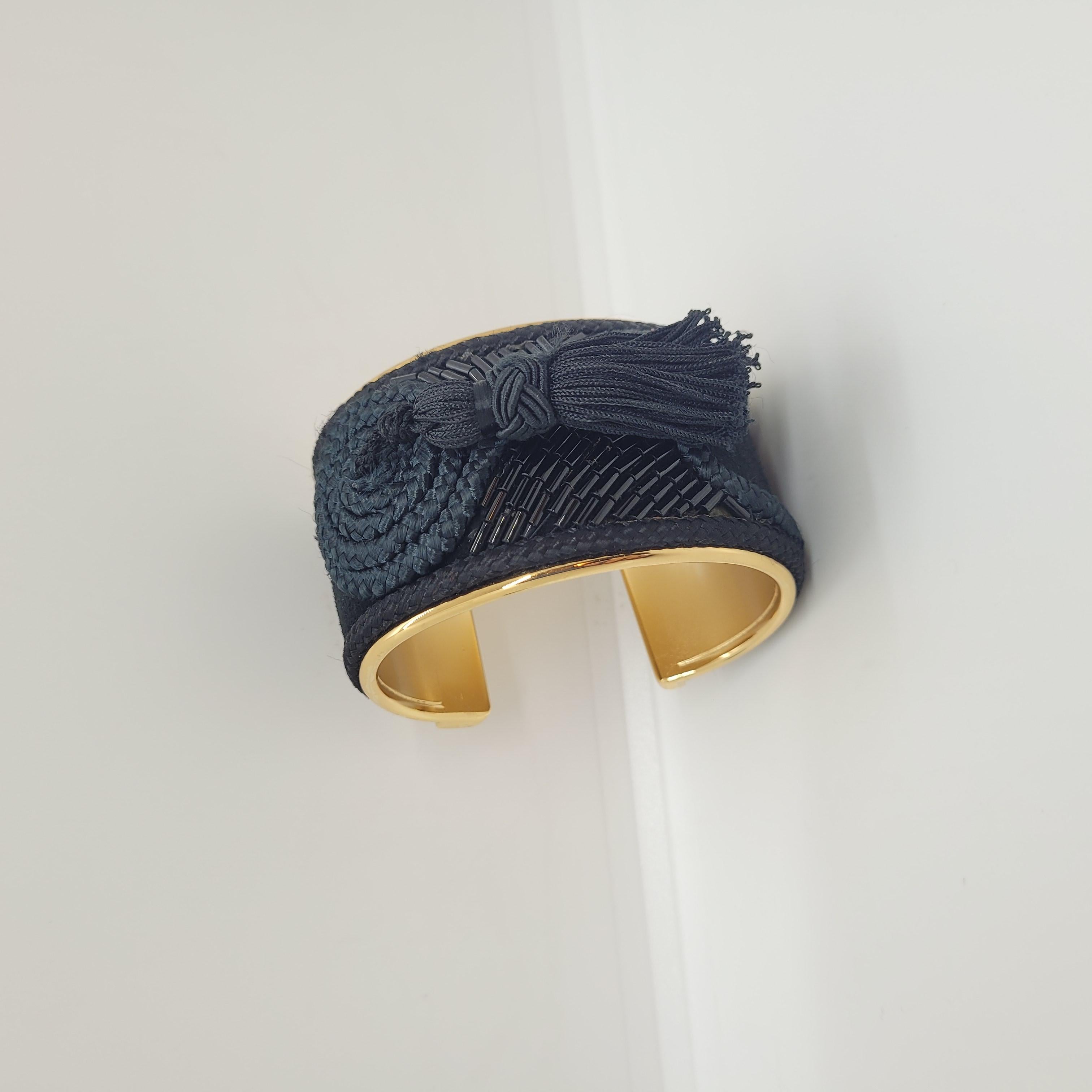 LOEWE Métallique doré et soie noire  Bracelet manchette  avec pompon en vente 10