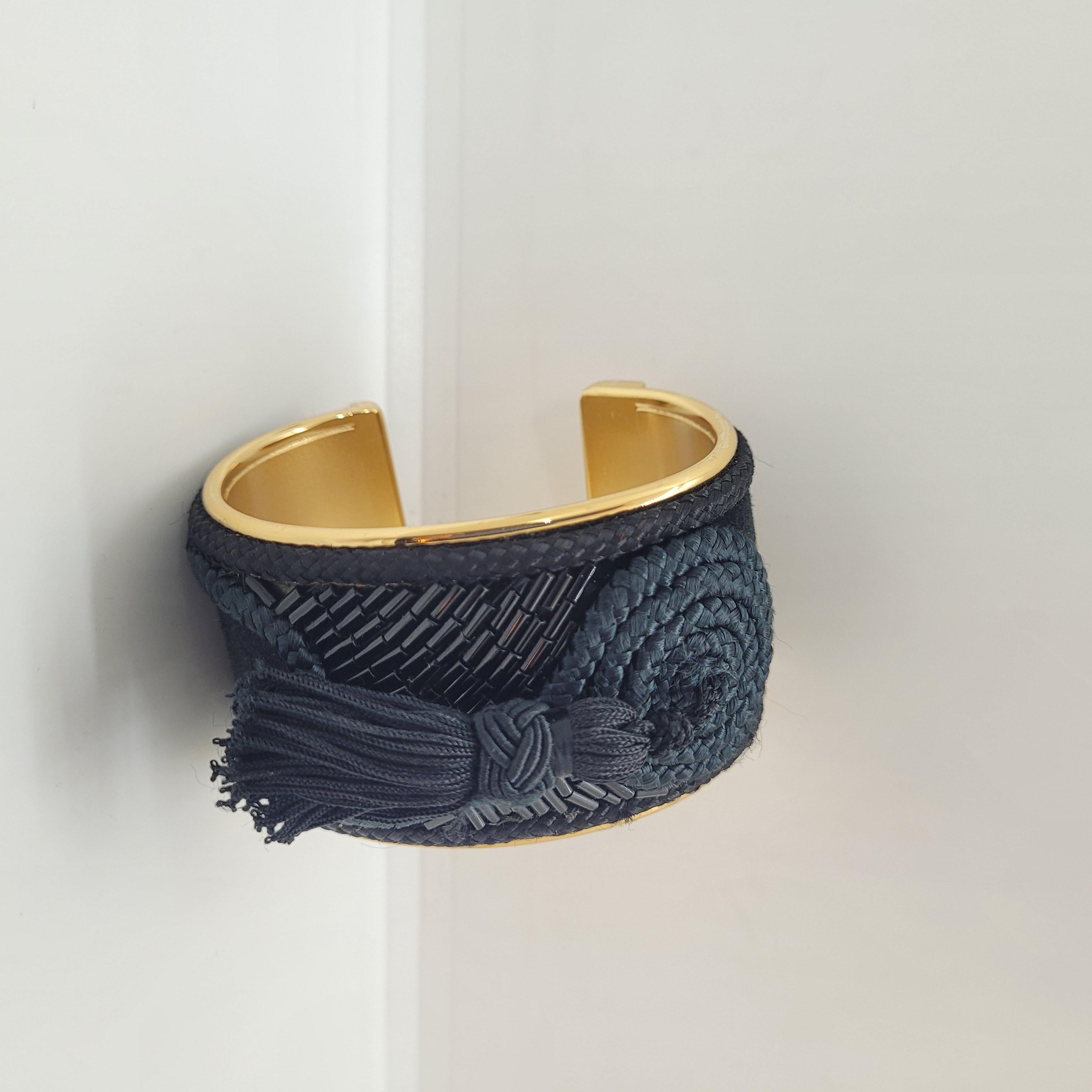 LOEWE Métallique doré et soie noire  Bracelet manchette  avec pompon en vente 11
