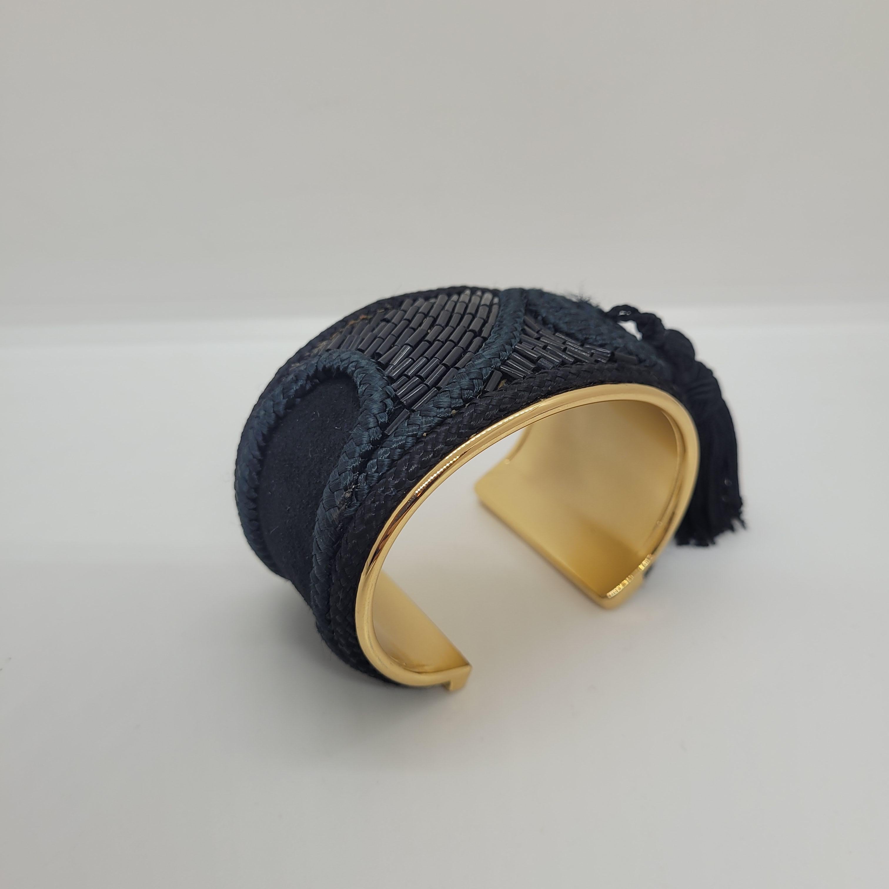 LOEWE Métallique doré et soie noire  Bracelet manchette  avec pompon en vente 12