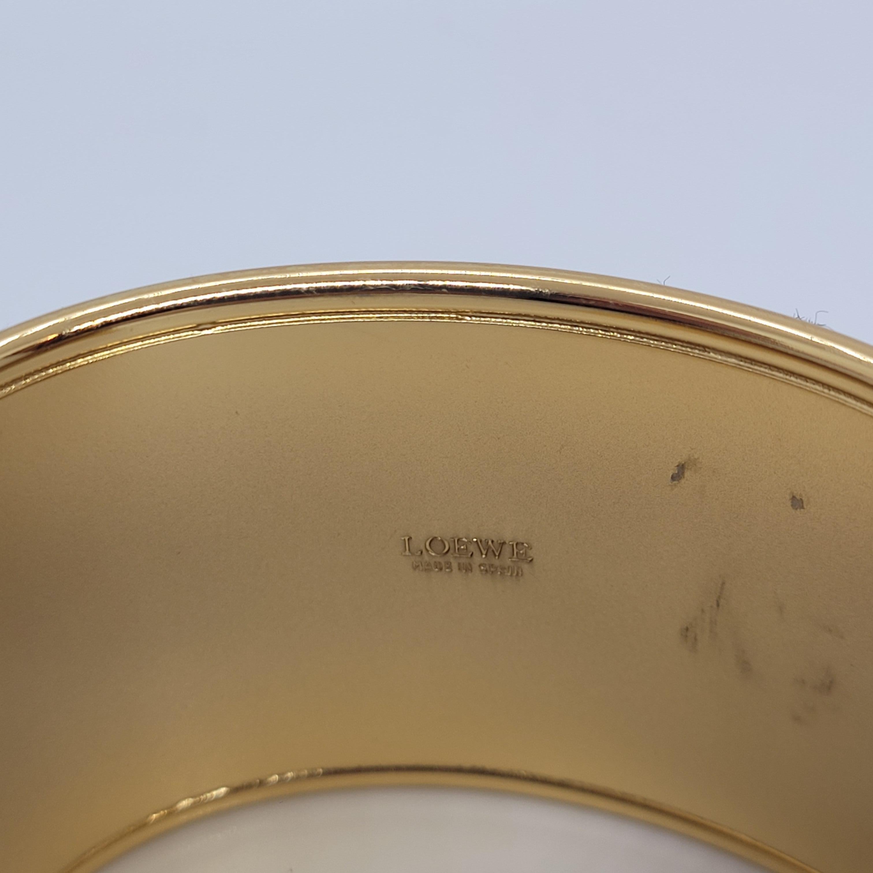 LOEWE Métallique doré et soie noire  Bracelet manchette  avec pompon en vente 14