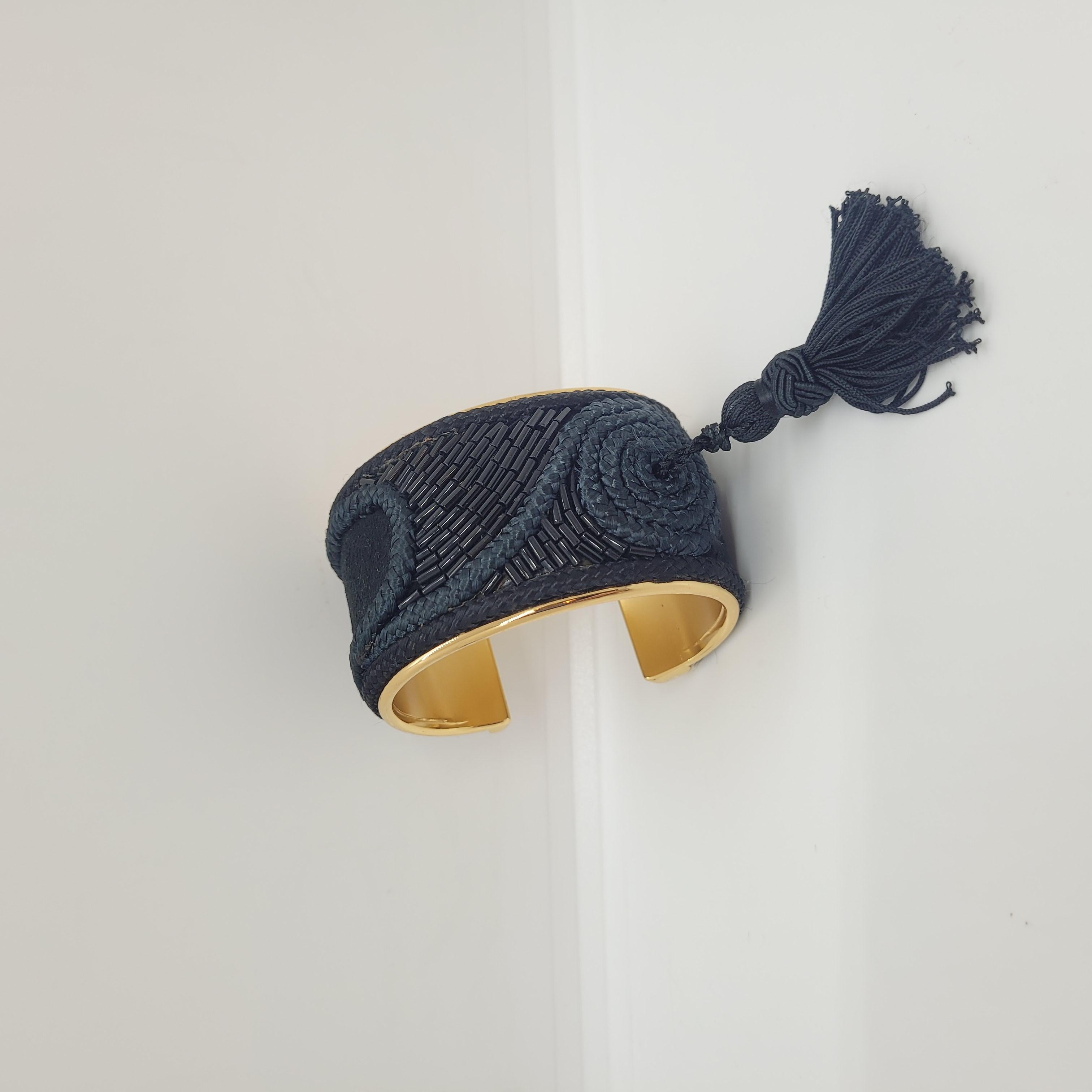LOEWE Métallique doré et soie noire  Bracelet manchette  avec pompon en vente 15
