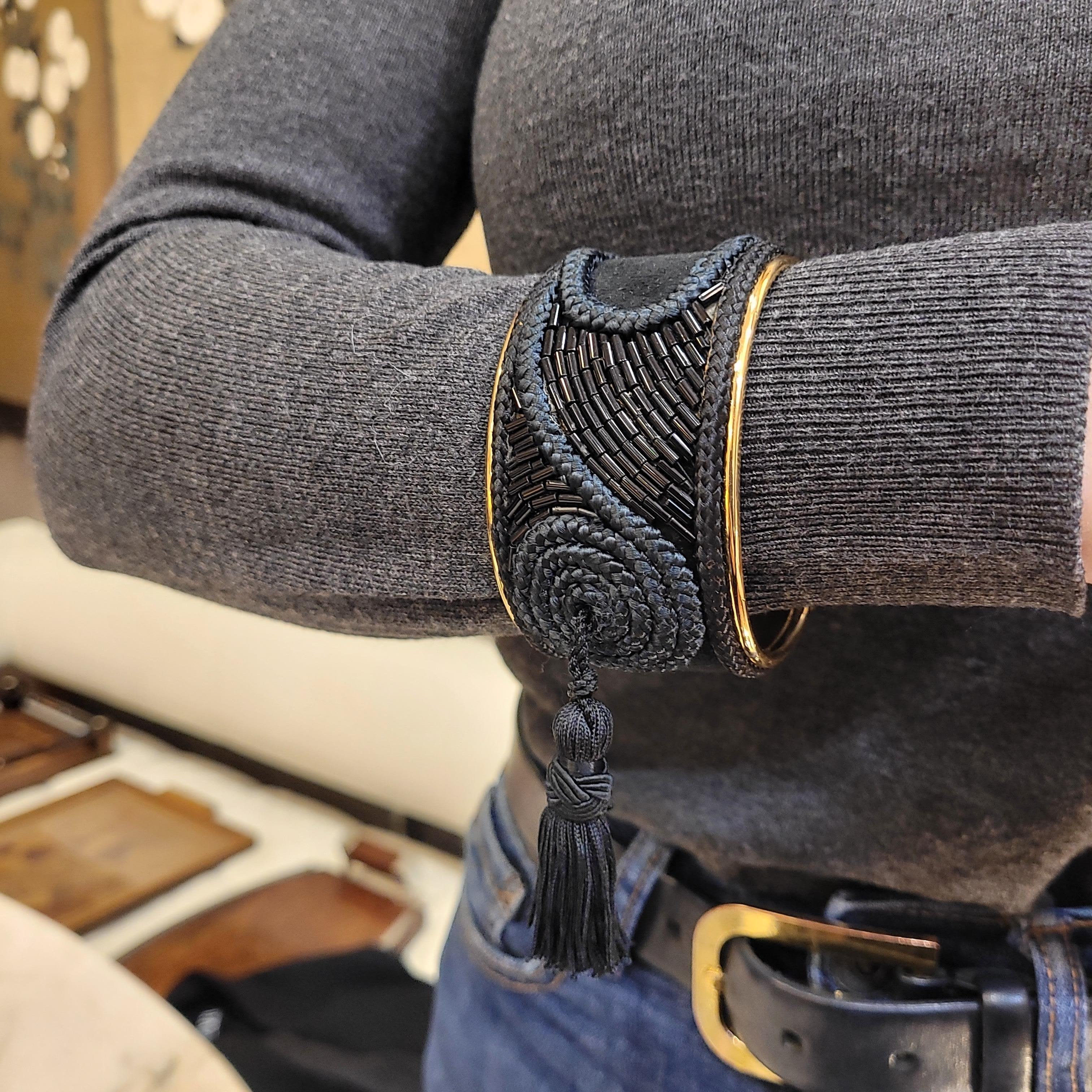 LOEWE Métallique doré et soie noire  Bracelet manchette  avec pompon Excellent état - En vente à VALLADOLID, ES