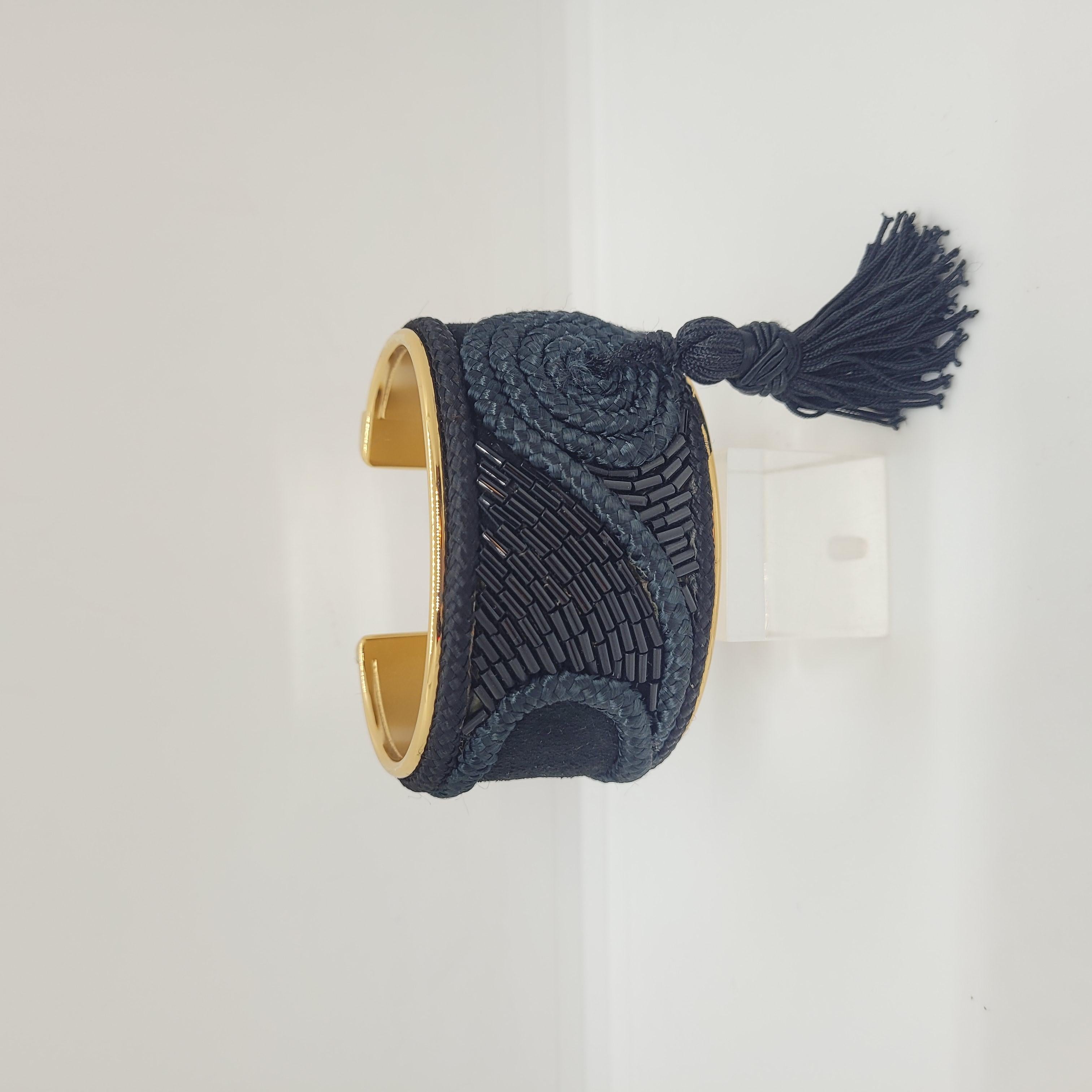 LOEWE Métallique doré et soie noire  Bracelet manchette  avec pompon Unisexe en vente