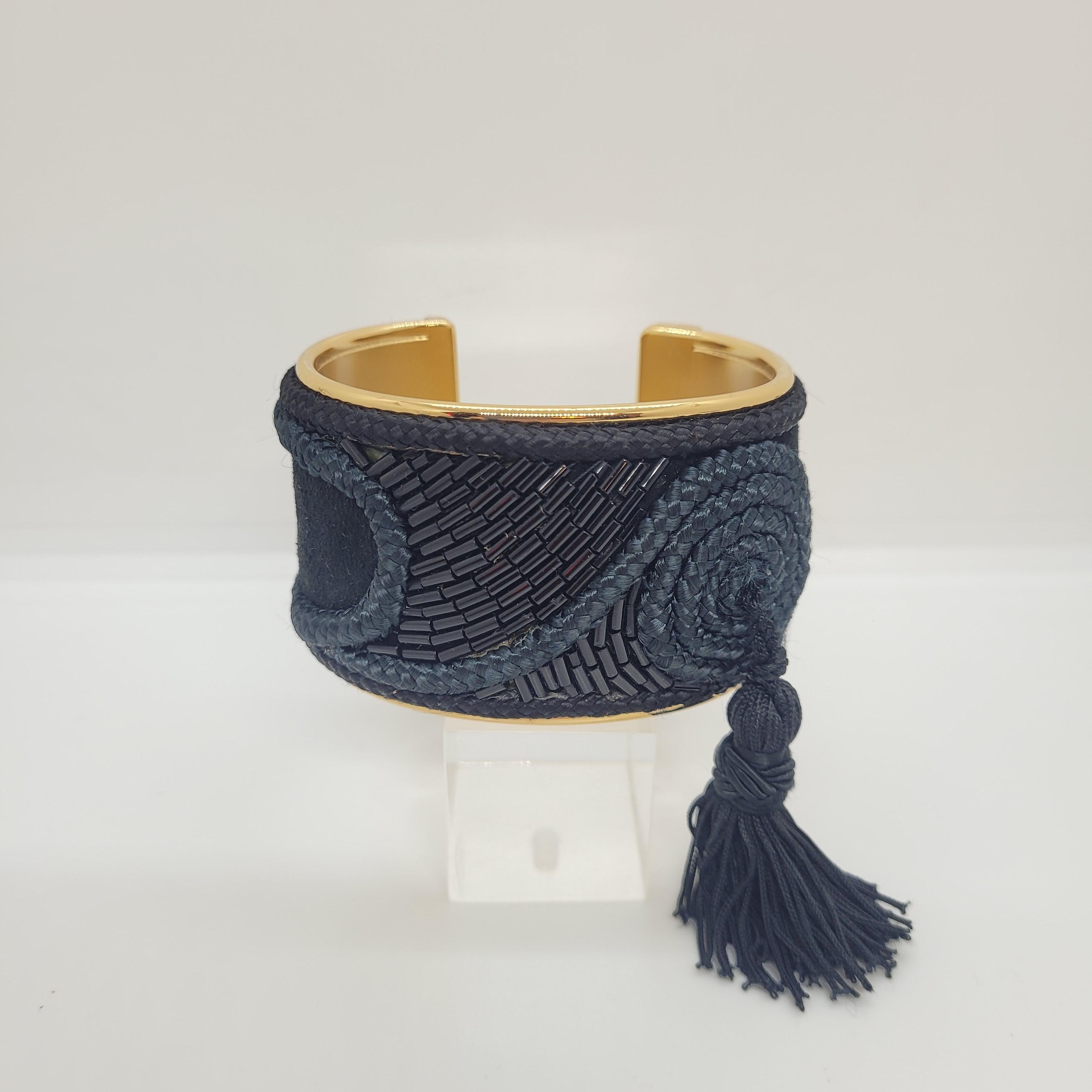 LOEWE Métallique doré et soie noire  Bracelet manchette  avec pompon en vente 1