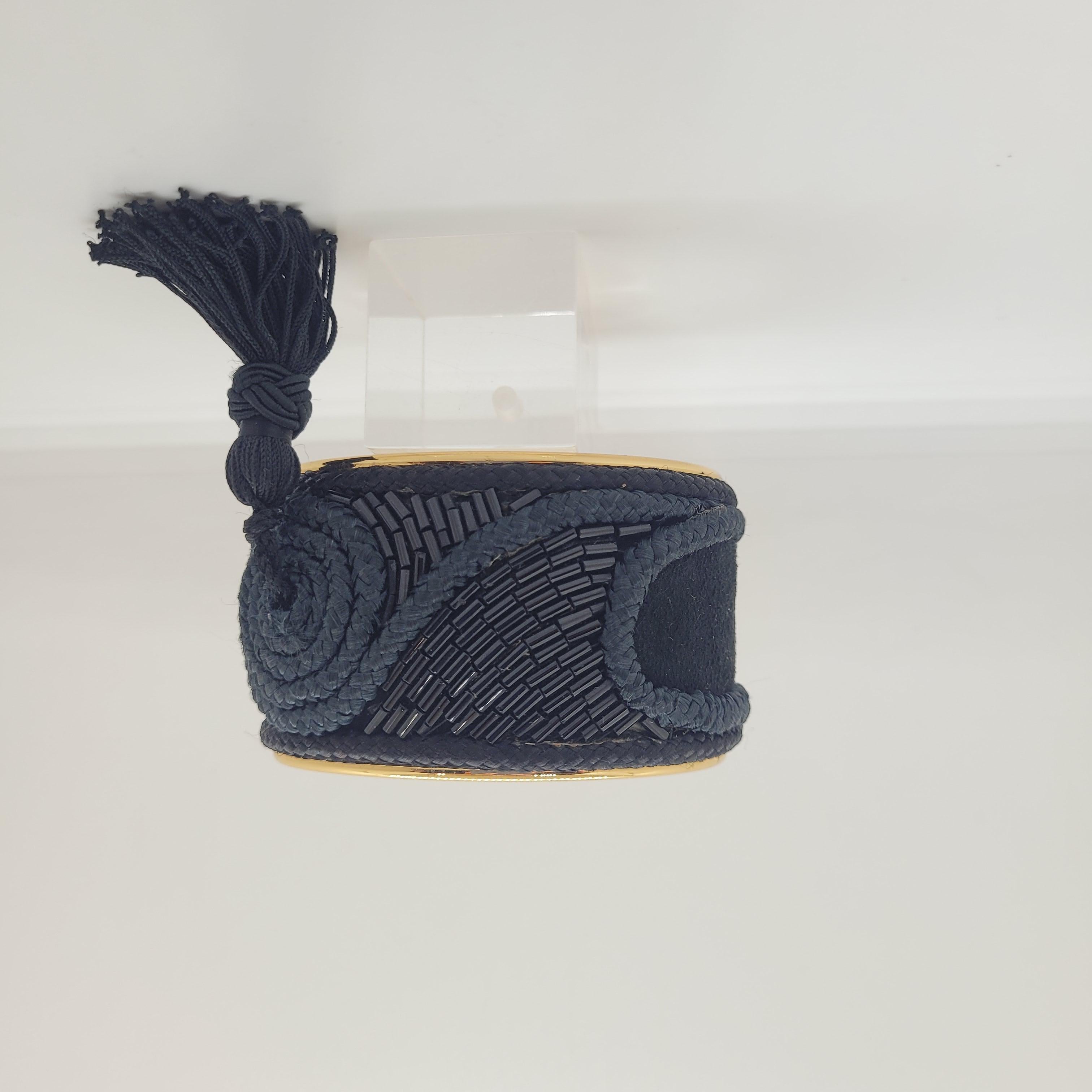 LOEWE Métallique doré et soie noire  Bracelet manchette  avec pompon en vente 2