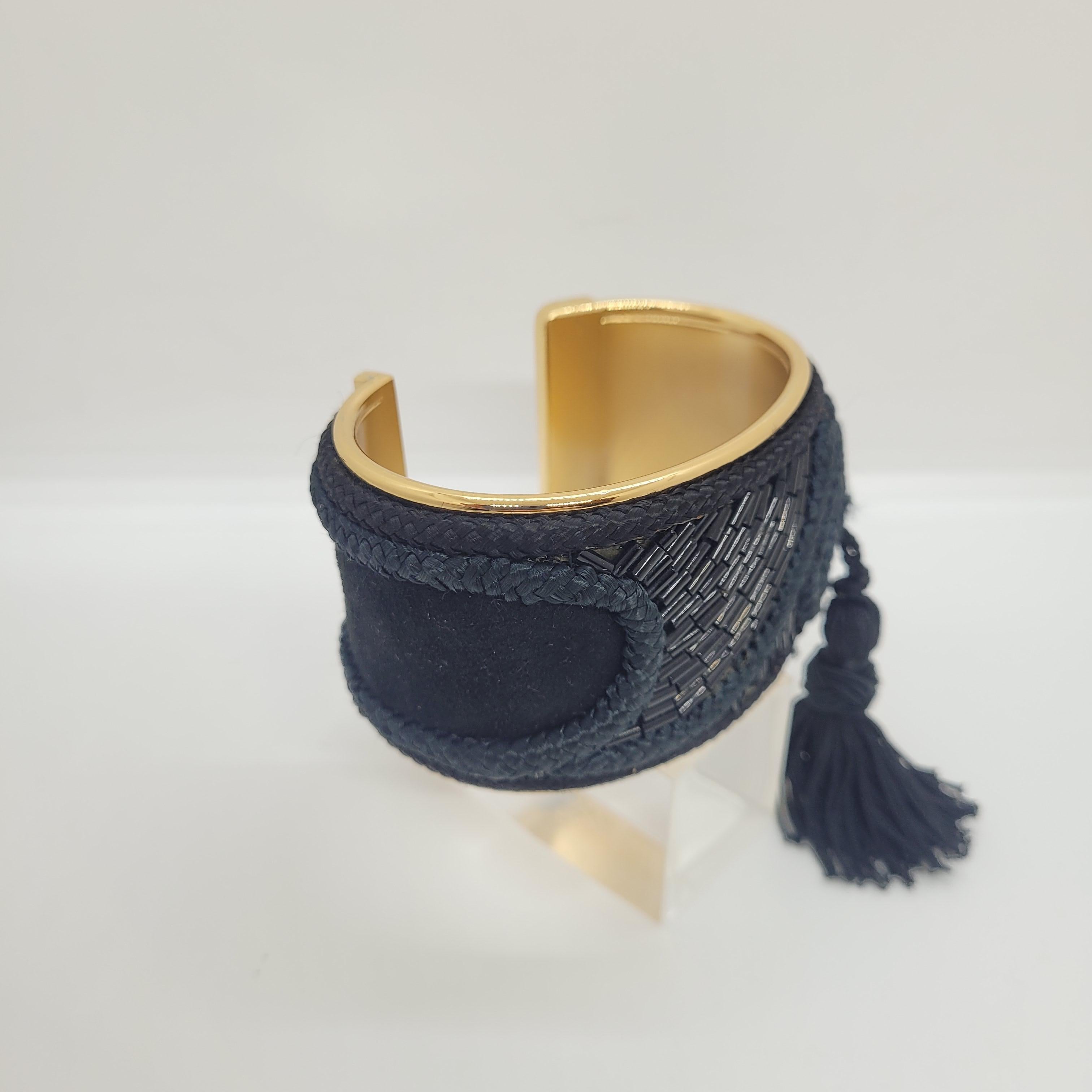 LOEWE Métallique doré et soie noire  Bracelet manchette  avec pompon en vente 3
