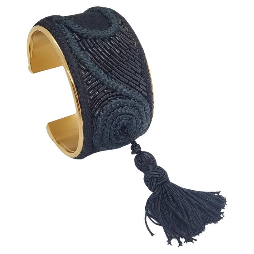 LOEWE Métallique doré et soie noire  Bracelet manchette  avec pompon en vente