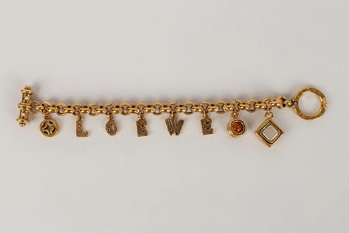 Loewe -Golden metal bracelet with charms.
Jewel from the 1990s

Additional information:
Dimensions: 19 L cm
Condition: Very good condition
Seller Ref number: BRA121
